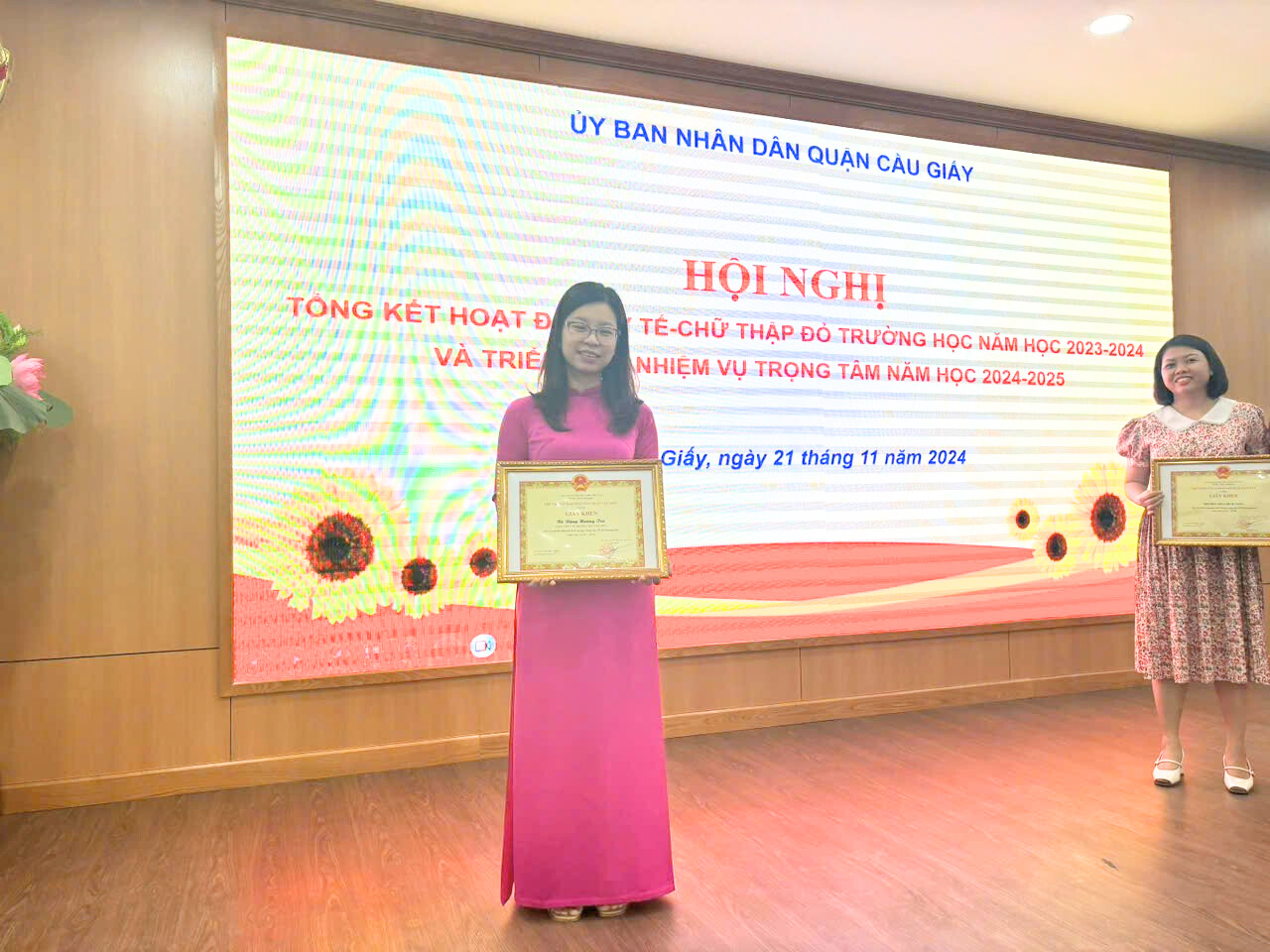 TRƯỜNG THCS CẦU GIẤY VÀ ĐỒNG CHÍ ĐẶNG HƯƠNG TRÀ – NHÂN VIÊN Y TẾ NHÀ TRƯỜNG VINH DỰ NHẬN GIẤY KHEN VỀ CÔNG TÁC Y TẾ TRƯỜNG HỌC TẠI HỘI NGHỊ TỔNG KẾT CÔNG TÁC Y TẾ CHỮ THẬP ĐỎ CỦA UBND QUẬN
