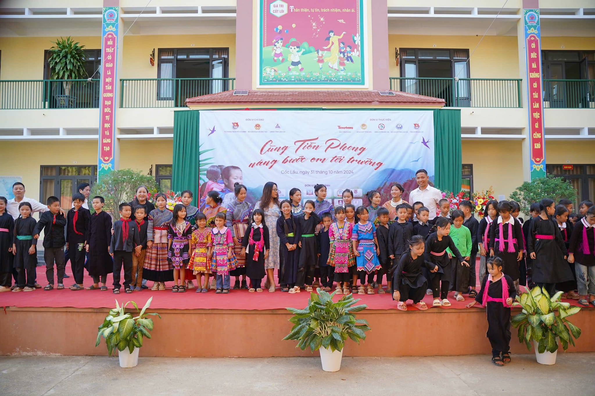TRƯỜNG THCS CẦU GIẤY CÙNG BÁO TIỀN PHONG TRAO GỬI TÌNH YÊU THƯƠNG VÀ NGHỊ LỰC SỐNG CHO CÁC EM NHỎ MỒ CÔI TẠI TỈNH LÀO CAI SAU BÃO YAGI