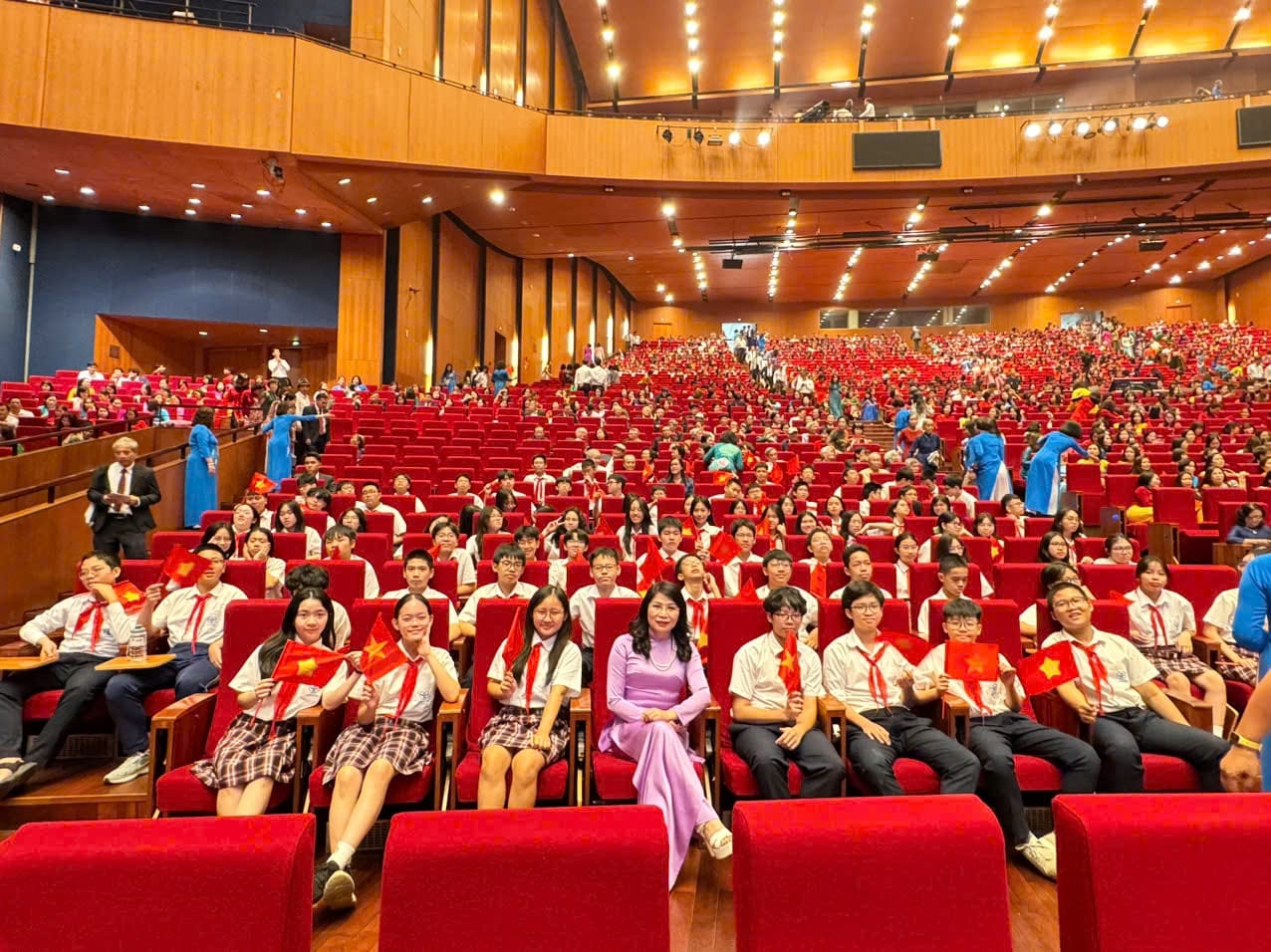 HỌC SINH TRƯỜNG THCS CẦU GIẤY VINH DỰ THAM GIA LỄ KỈ NIỆM 70 NĂM THÀNH LẬP NGÀNH GIÁO DỤC VÀ ĐÀO TẠO THỦ ĐÔ VÀ 42 NĂM NGÀY NHÀ GIÁO VIỆT NAM