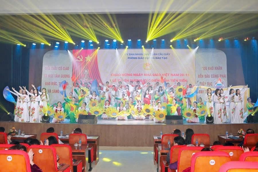 GIÁO VIÊN VÀ HỌC SINH CẦU GIẤY TỎA SÁNG TRONG BUỔI LỄ CHÀO MỪNG NGÀY NHÀ GIÁO VIỆT NAM 20-11, LỄ TUYÊN DƯƠNG CÁC ĐIỂN HÌNH TIÊN TIẾN, NHÀ GIÁO MẪU MỰC TIÊU BIỂU NĂM HỌC 2023-2024 CỦA QUẬN CẦU GIẤY