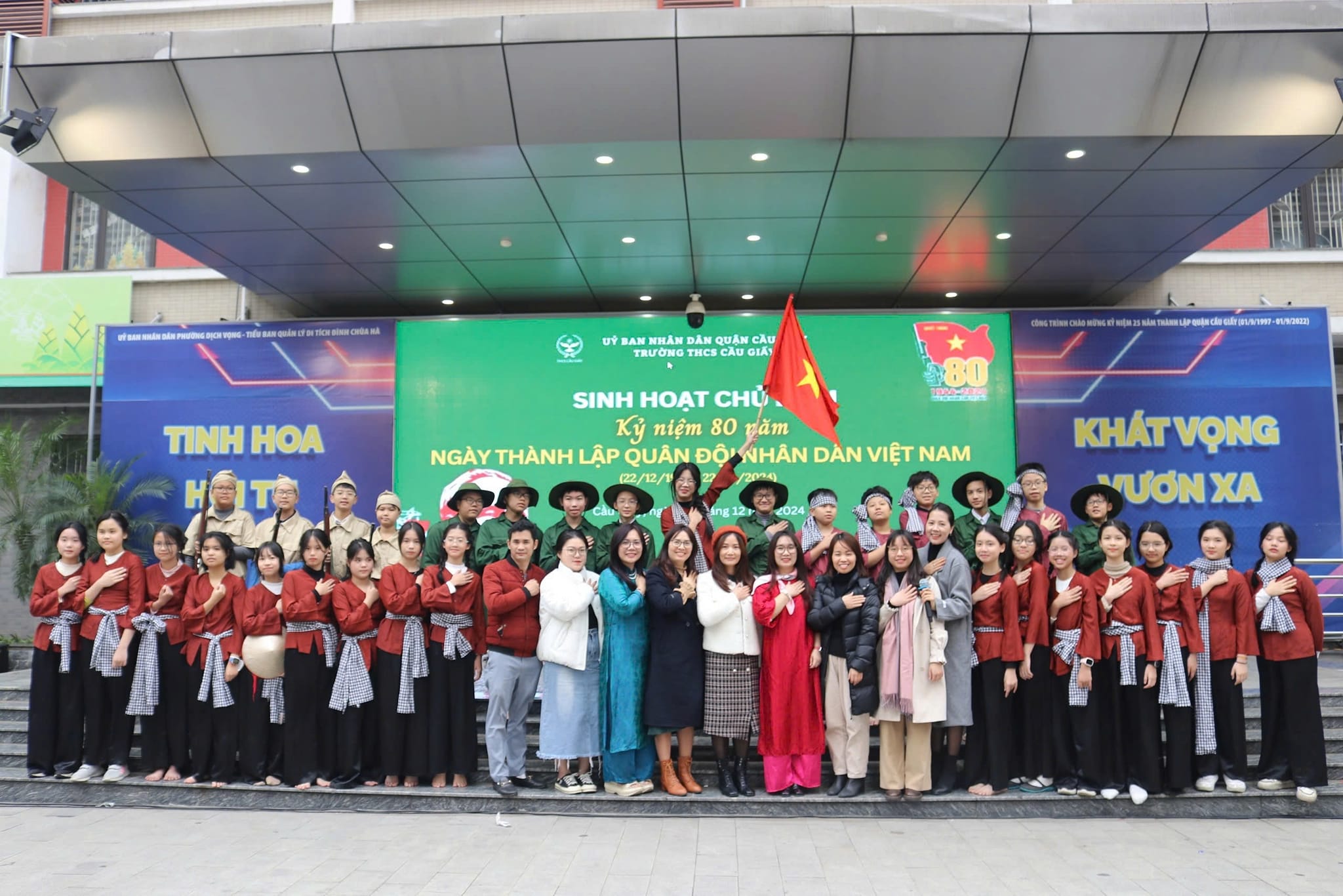 ẤN TƯỢNG CHƯƠNG TRÌNH KỶ NIỆM 80 NĂM NGÀY THÀNH LẬP QUÂN ĐỘI NHÂN DÂN VIỆT NAM (22/12/1944 – 22/12/2024) VÀ 35 NĂM NGÀY HỘI QUỐC PHÒNG TOÀN DÂN (22/12/1989- 22/12/2024) TẠI TRƯỜNG THCS CẦU GIẤY