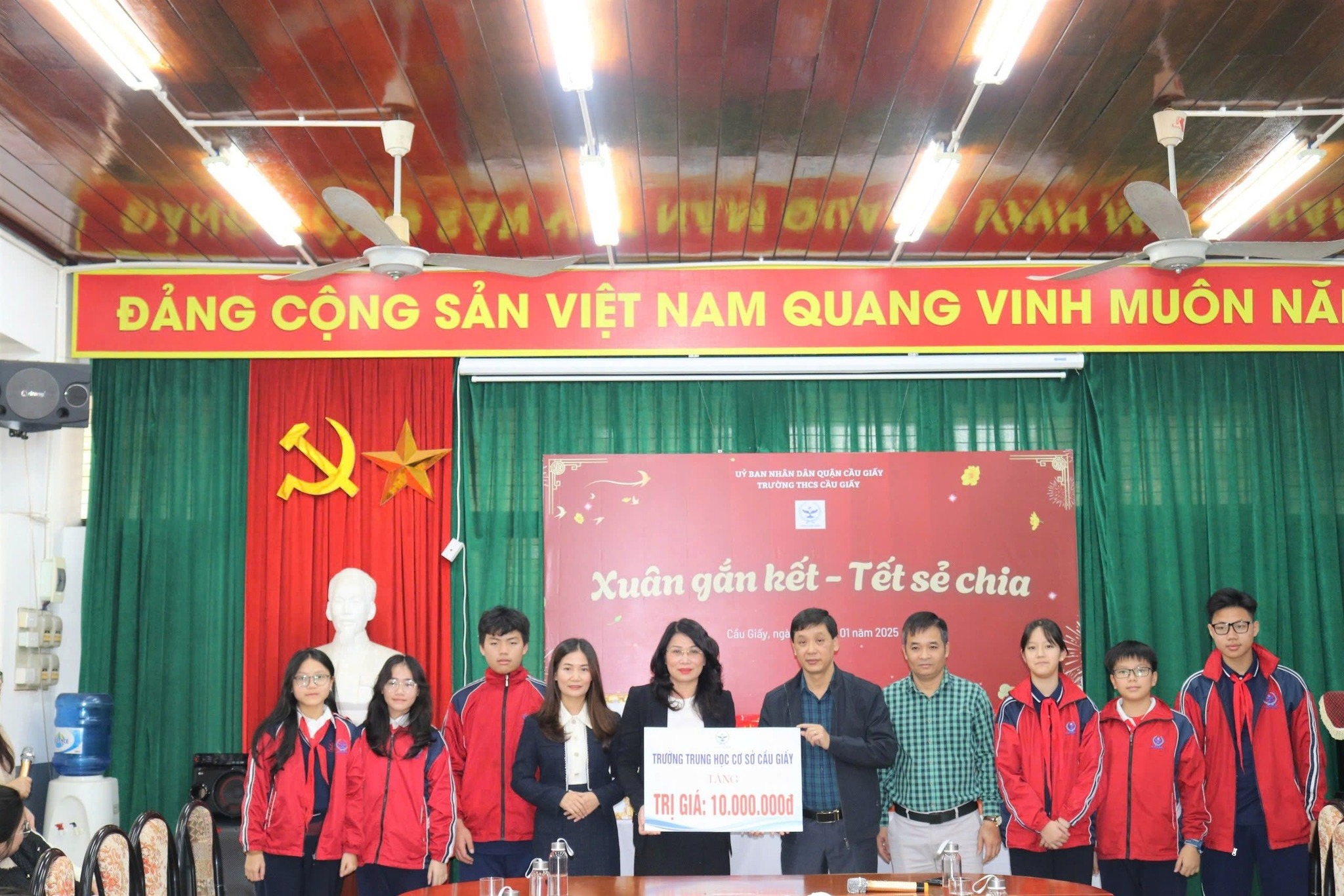 TRƯỜNG THCS CẦU GIẤY NỐI DÀI YÊU THƯƠNG TRONG CHUYẾN ĐI TỪ THIỆN ĐẾN LÀNG TRẺ SOS