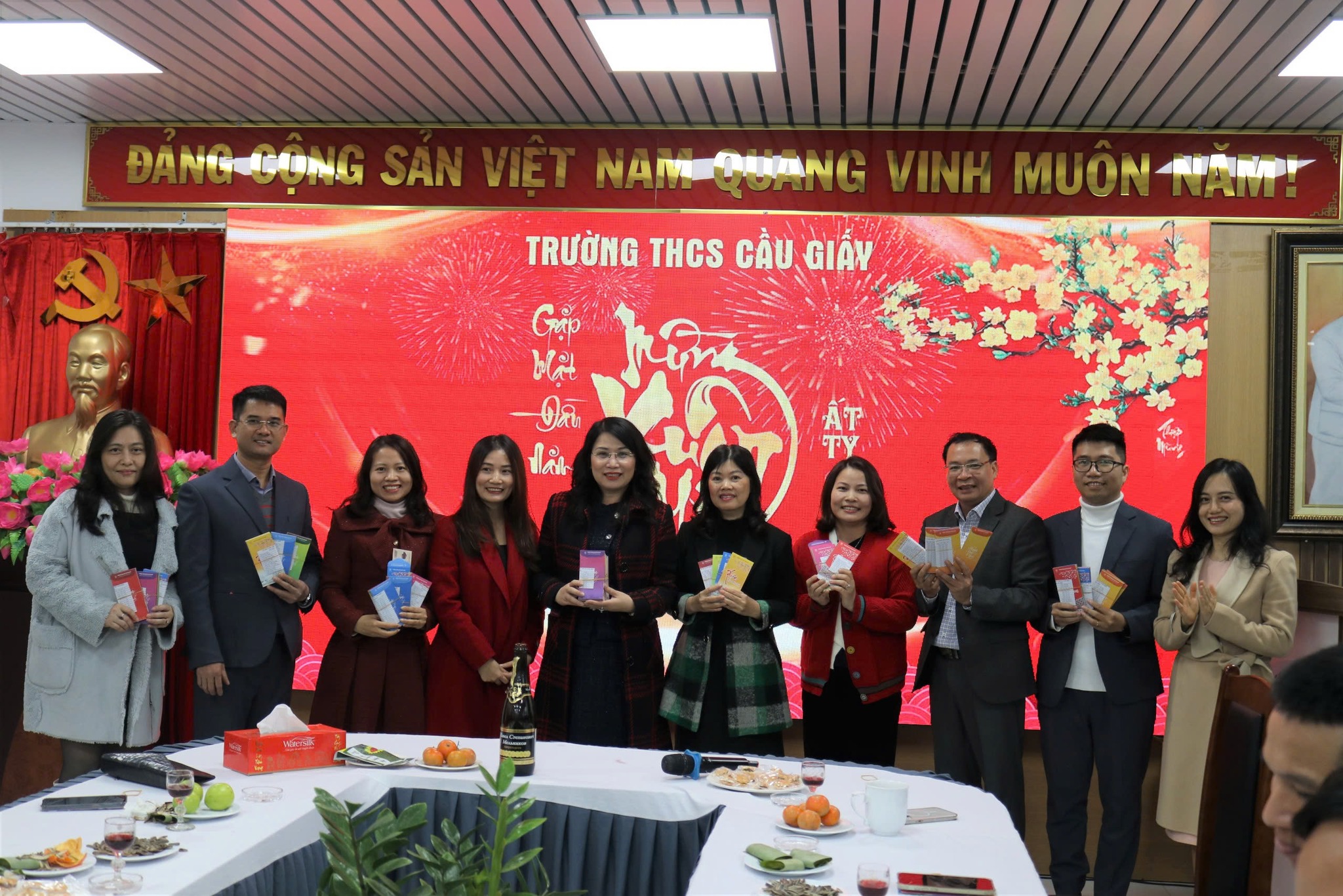 MỪNG XUÂN MỚI: CÁN BỘ, GIÁO VIÊN, HỌC SINH TRƯỜNG THCS CẦU GIẤY GẶP MẶT TRONG KHÔNG KHÍ ĐẦM ẤM