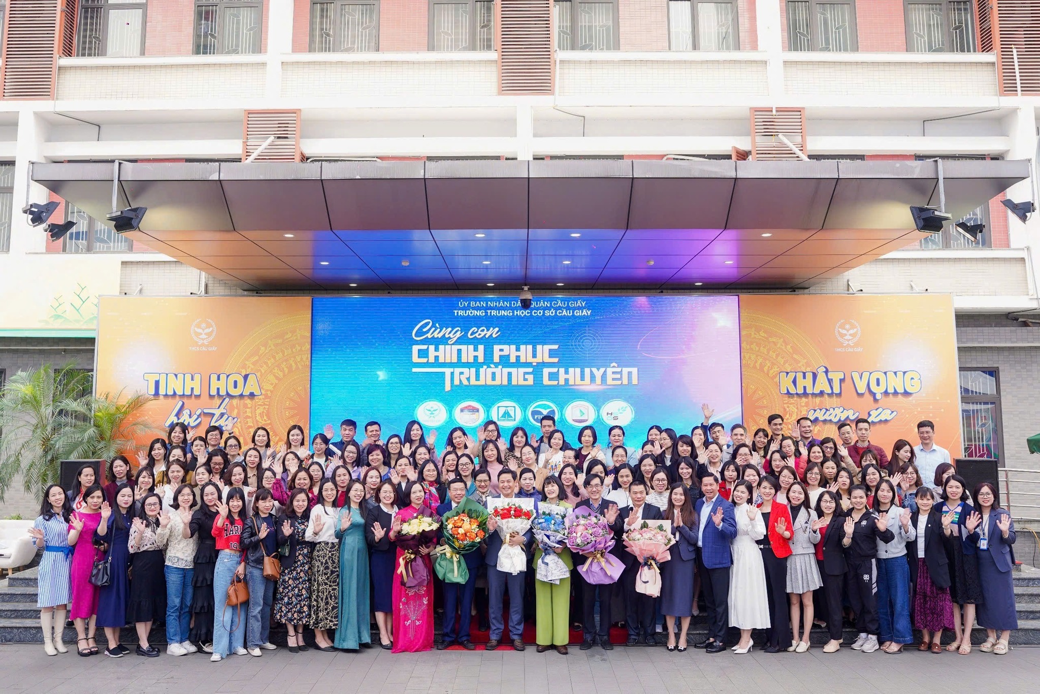 CHA MẸ HỌC SINH CẦU GIẤY ĐƯỢC TIẾP LỬA VỚI CHƯƠNG TRÌNH ĐỒNG HÀNH CÙNG CON CHINH PHỤC TRƯỜNG CHUYÊN