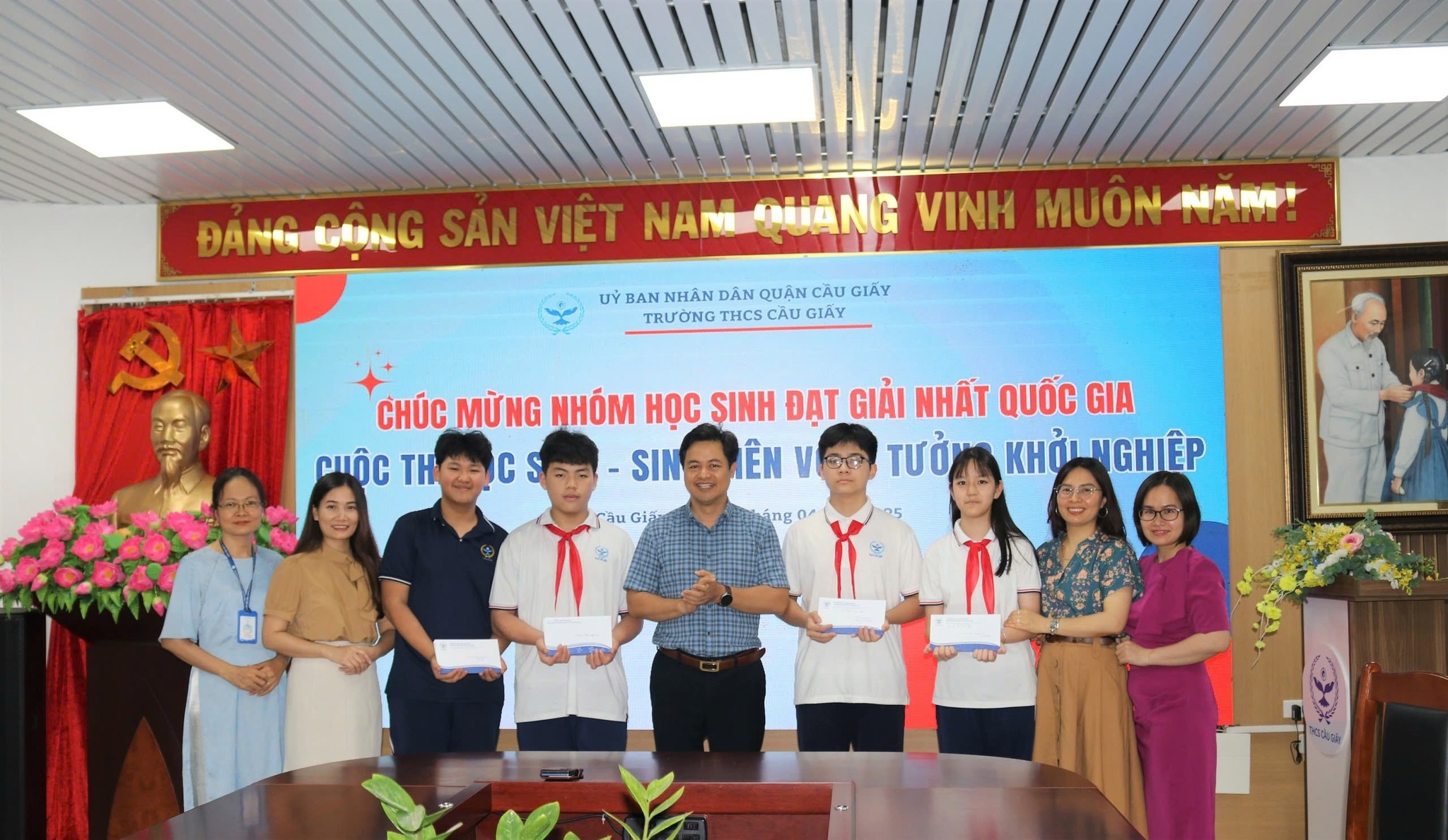 TRƯỜNG THCS CẦU GIẤY TỔ CHỨC BUỔI GẶP MẶT CHÚC MỪNG HỌC SINH ĐẠT GIẢI NHẤT QUỐC GIA CUỘC THI HỌC SINH – SINH VIÊN VỚI Ý TƯỞNG KHỞI NGHIỆP