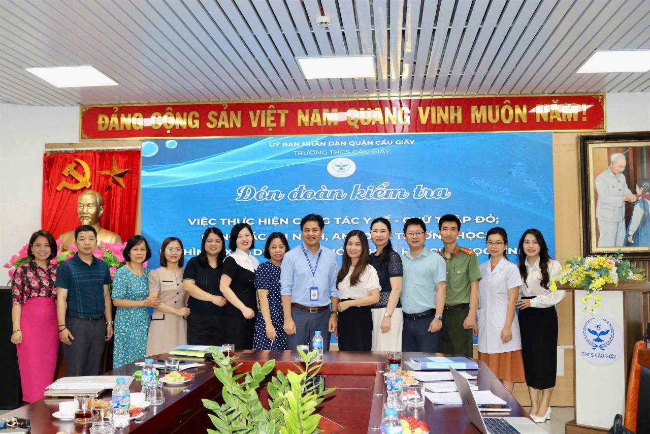 TRƯỜNG THCS CẦU GIẤY ĐÓN ĐOÀN KIỂM TRA VIỆC THỰC HIỆN CÔNG TÁC Y TẾ – CHỮ THẬP ĐỎ; CÔNG TÁC AN NINH, AN TOÀN TRƯỜNG HỌC VÀ MÔ HÌNH ” XÂY DỰNG VĂN HOÁ CHÀO HỎI CHO HỌC SINH” NĂM HỌC 2024 – 2025