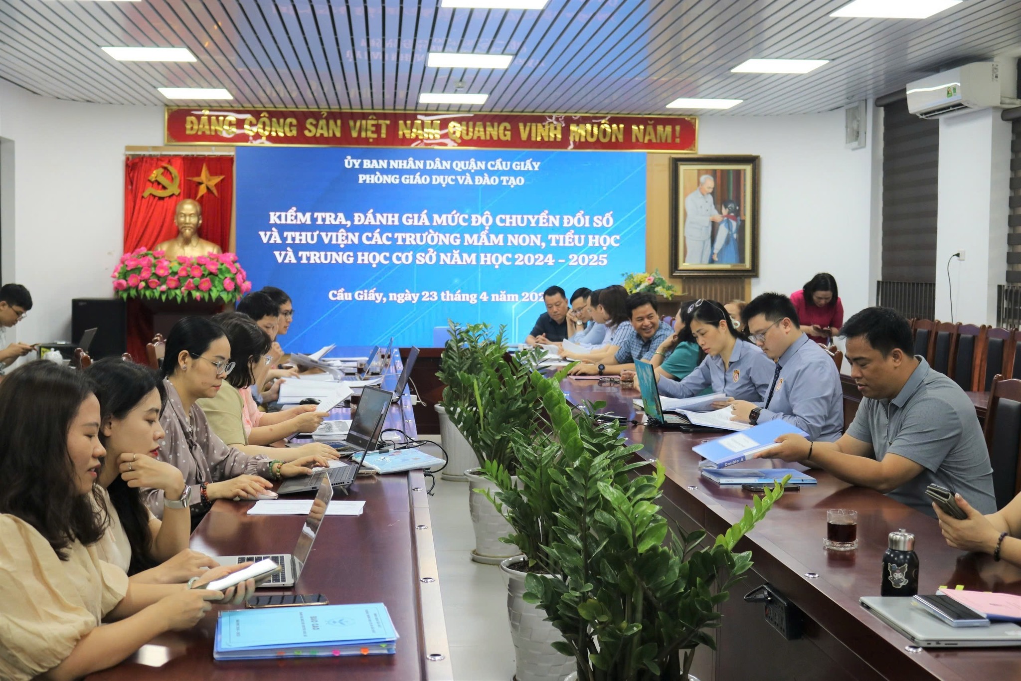 PHÒNG GIÁO DỤC VÀ ĐÀO TẠO QUẬN CẦU GIẤY TIẾN HÀNH KIỂM TRA ĐÁNH GIÁ MỨC ĐỘ CHUYỂN ĐỔI SỐ VÀ THƯ VIỆN CÁC TRƯỜNG TIỂU HỌC, THCS  NĂM HỌC 2024 – 2025