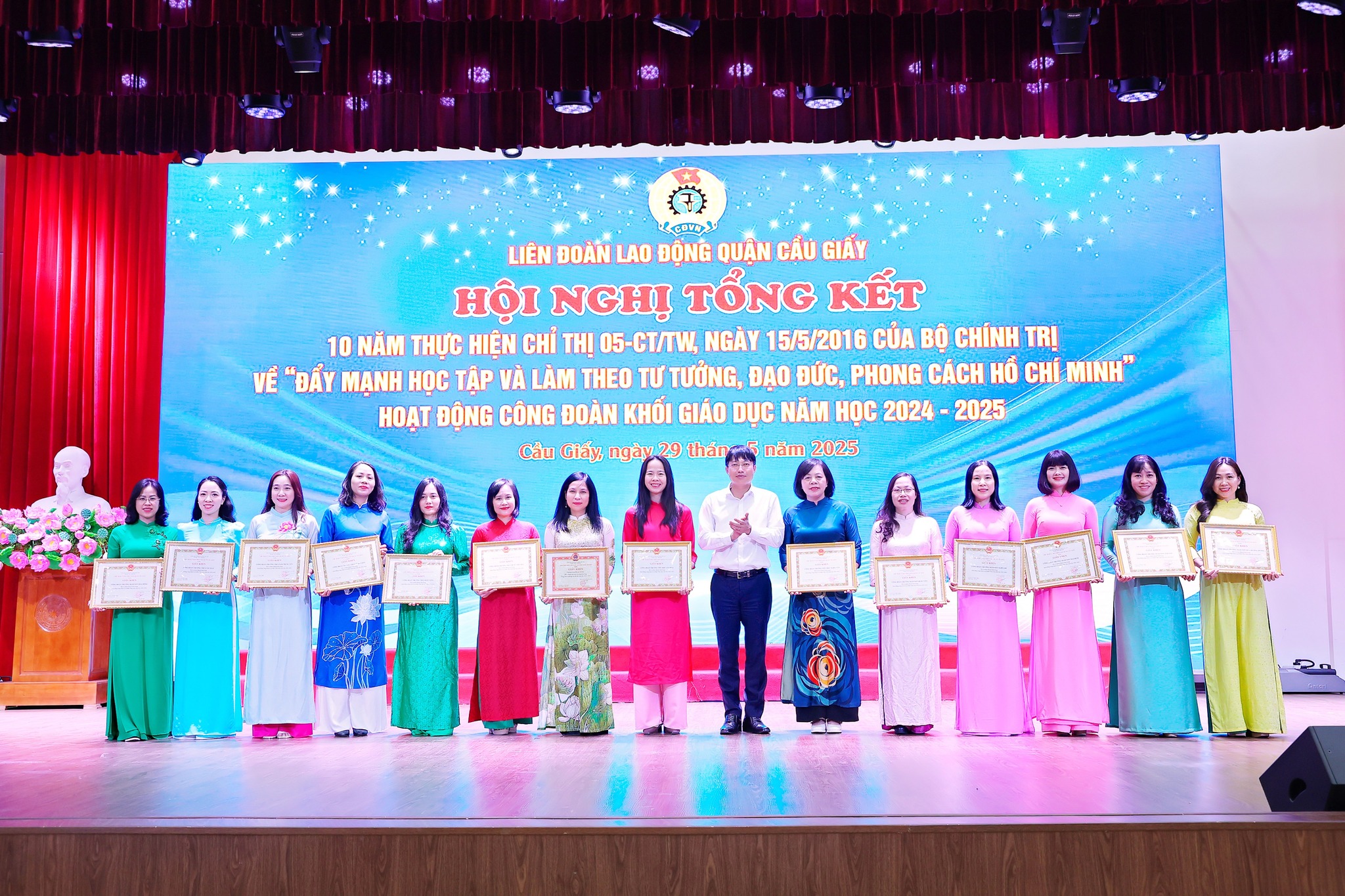 TRƯỜNG THCS CẦU GIẤY TỰ HÀO ĐƯỢC VINH DANH NHỮNG ĐÓNG GÓP XUẤT SẮC TRONG HỘI NGHỊ TỔNG KẾT CỦA LIÊN ĐOÀN LAO ĐỘNG QUẬN