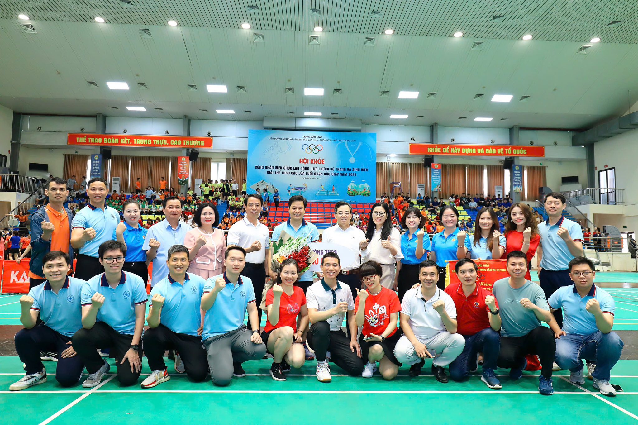 TRƯỜNG THCS CẦU GIẤY VINH DỰ NHẬN GIẤY KHEN TẬP THỂ CÓ NHIỀU THÀNH TÍCH TRONG PHONG TRÀO THỂ DỤC THỂ THAO CẤP QUẬN NĂM HỌC 2024-2025