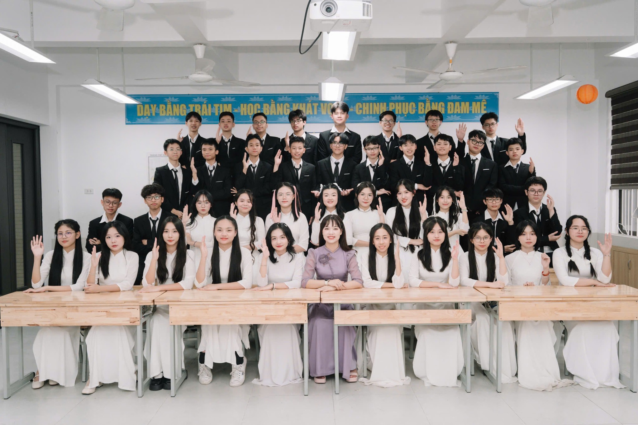 9A10 NIÊN KHÓA 2021-2025: MÙA VÀNG BỘI THU NHỮNG THÀNH TÍCH RỰC RỠ