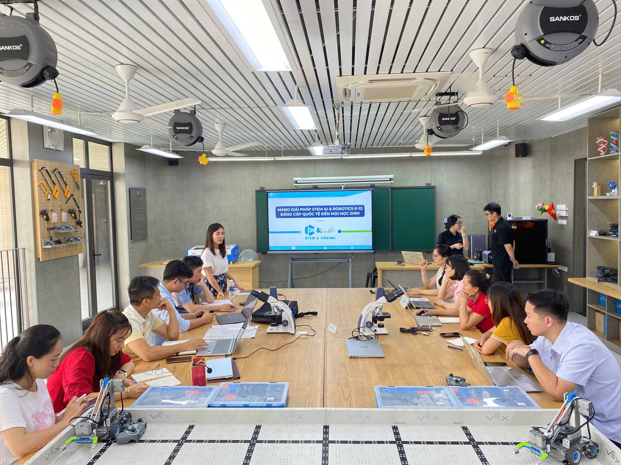 THCS CẦU GIẤY ĐỔI MỚI GIÁO DỤC: NÂNG CAO NĂNG LỰC DẠY HỌC STEM & ROBOTICS CHO GIÁO VIÊN TỔ KHTN!