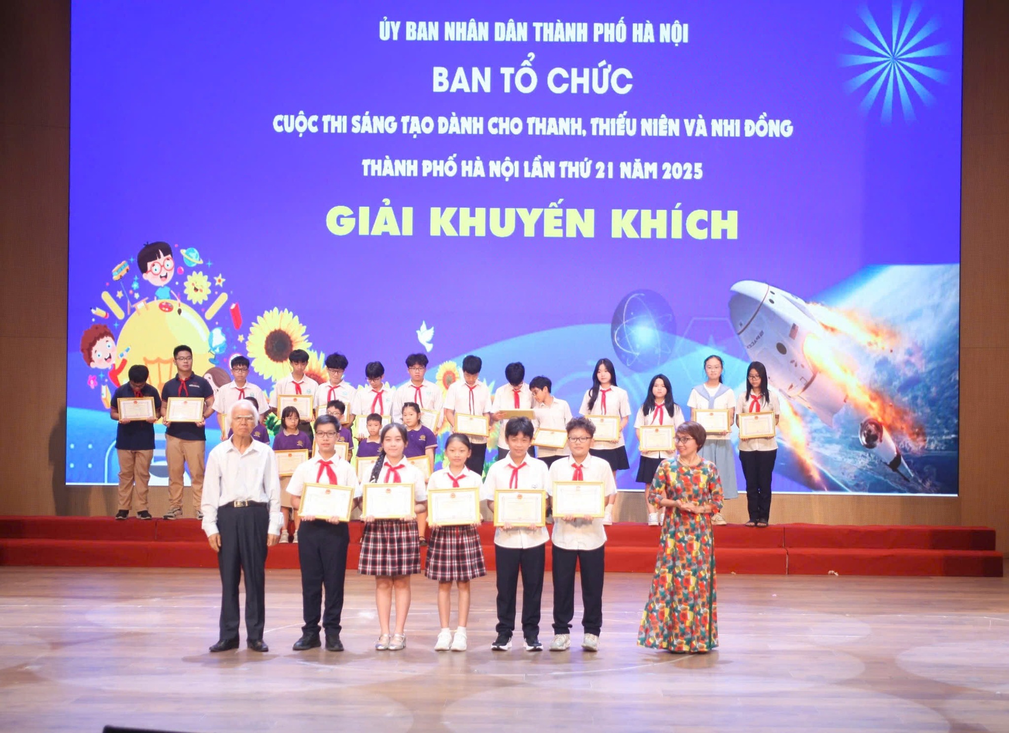HỌC SINH TRƯỜNG THCS CẦU GIẤY TỎA SÁNG TRÍ TUỆ, NUÔI DƯỠNG ĐAM MÊ KHÁM PHÁ KHOA HỌC