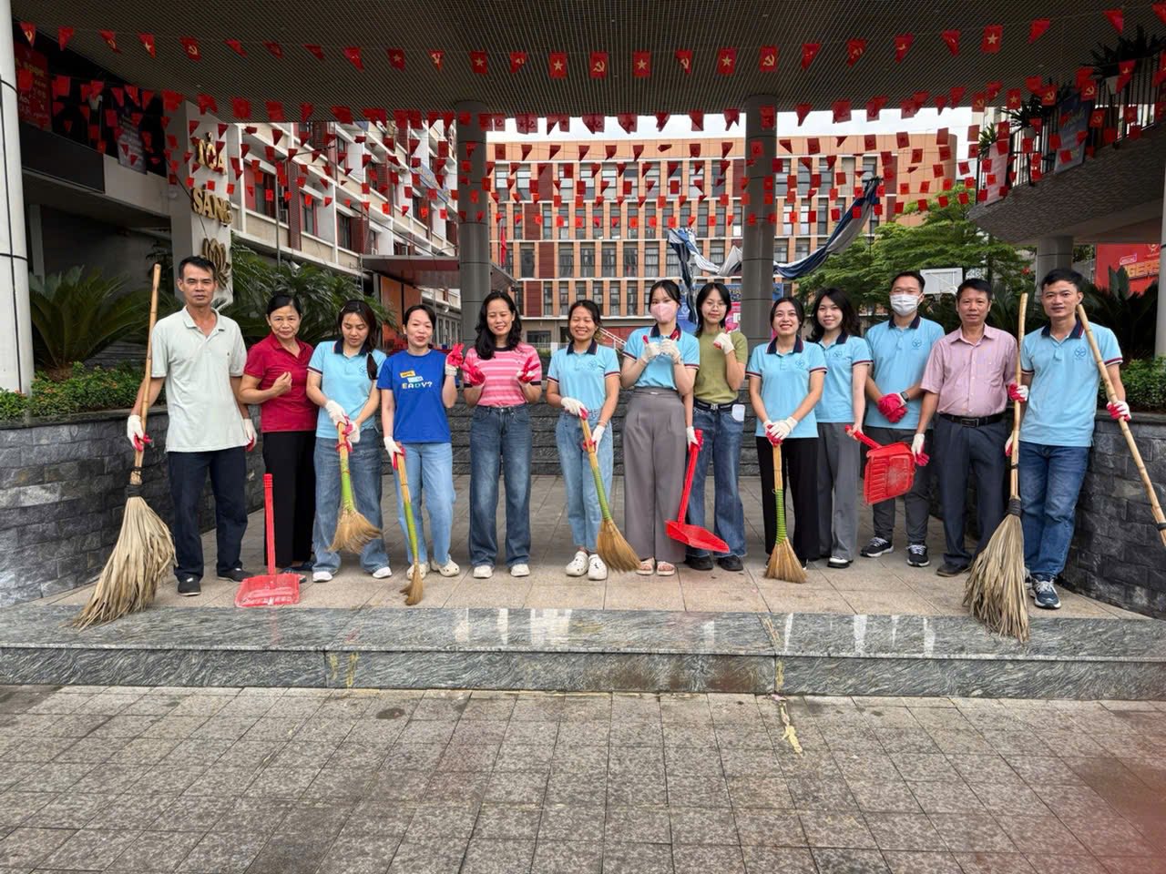 TRƯỜNG THCS CẦU GIẤY TÍCH CỰC RA QUÂN TỔNG VỆ SINH MÔI TRƯỜNG CHÀO MỪNG QUỐC KHÁNH 2/9