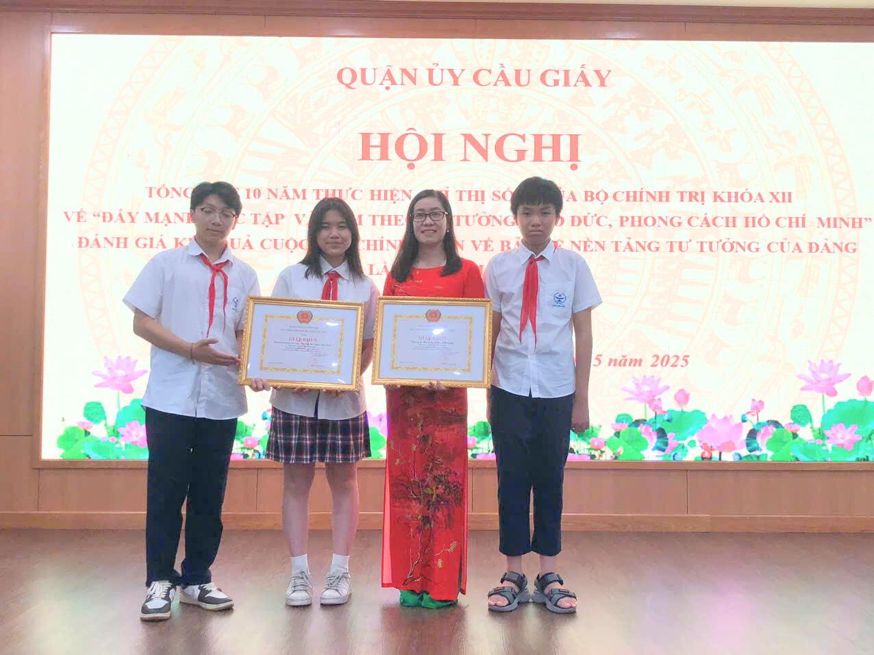 GIÁO VIÊN VÀ HỌC SINH CẦU GIẤY VINH DỰ ĐƯỢC KHEN TẠI HỘI NGHỊ ĐÁNH GIÁ KẾT QUẢ CUỘC THI CHÍNH LUẬN VỀ BẢO VỆ NỀN TẢNG TƯ TƯỞNG CỦA ĐẢNG LẦN THỨ NĂM, NĂM 2025
