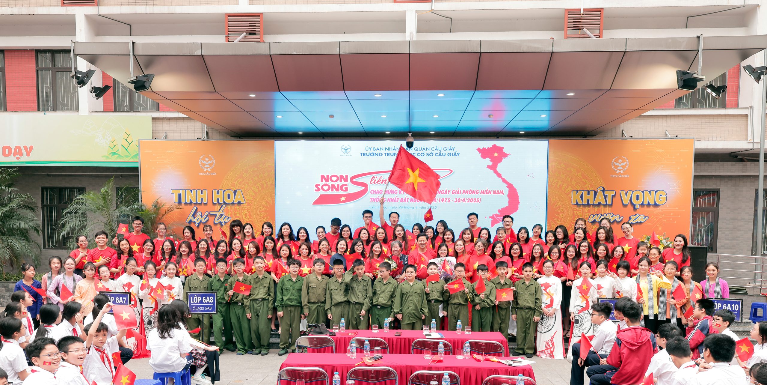 CHƯƠNG TRÌNH “NON SÔNG LIỀN MỘT DẢI” CHÀO MỪNG KỶ NIỆM 50 NĂM NGÀY GIẢI PHÓNG MIỀN NAM, THỐNG NHẤT ĐẤT NƯỚC TẠI TRƯỜNG THCS CẦU GIẤY