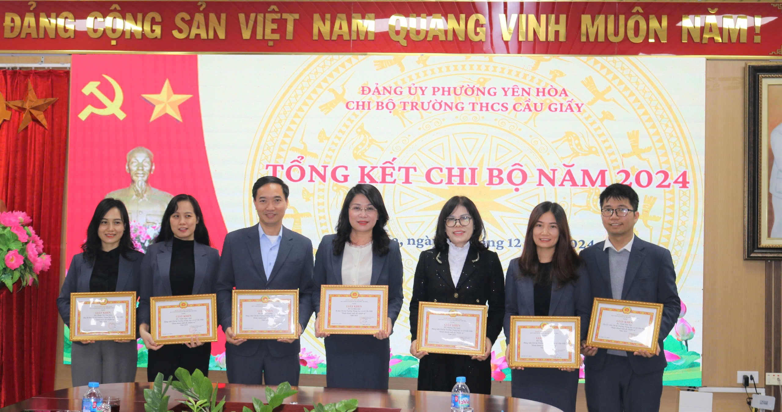 CHI BỘ TRƯỜNG THCS CẦU GIẤY KẾT NẠP ĐẢNG VIÊN MỚI VÀ CHÚC MỪNG 7 ĐỒNG CHÍ ĐẢNG VIÊN HOÀN THÀNH XUẤT SẮC NHIỆM VỤ NĂM 2024