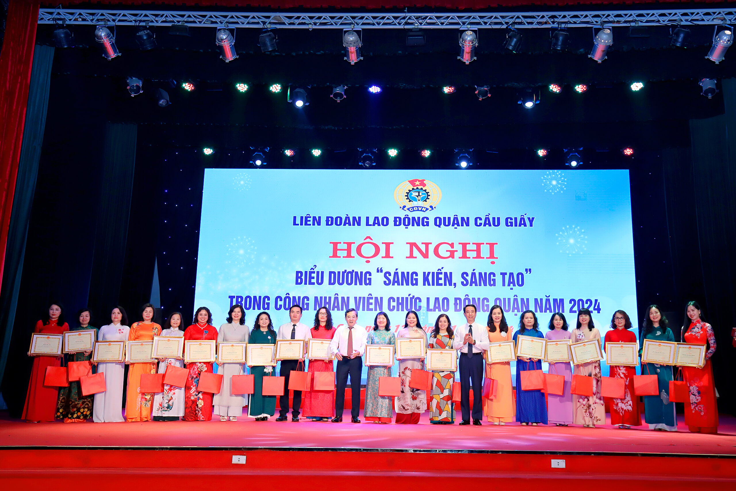 GIÁO VIÊN TRƯỜNG THCS CẦU GIẤY VINH DỰ ĐƯỢC KHEN THƯỞNG TẠI HỘI NGHỊ BIỂU DƯƠNG “SÁNG KIẾN, SÁNG TẠO” TIÊU BIỂU TRONG CNVCLĐ QUẬN CẦU GIẤY NĂM 2024.