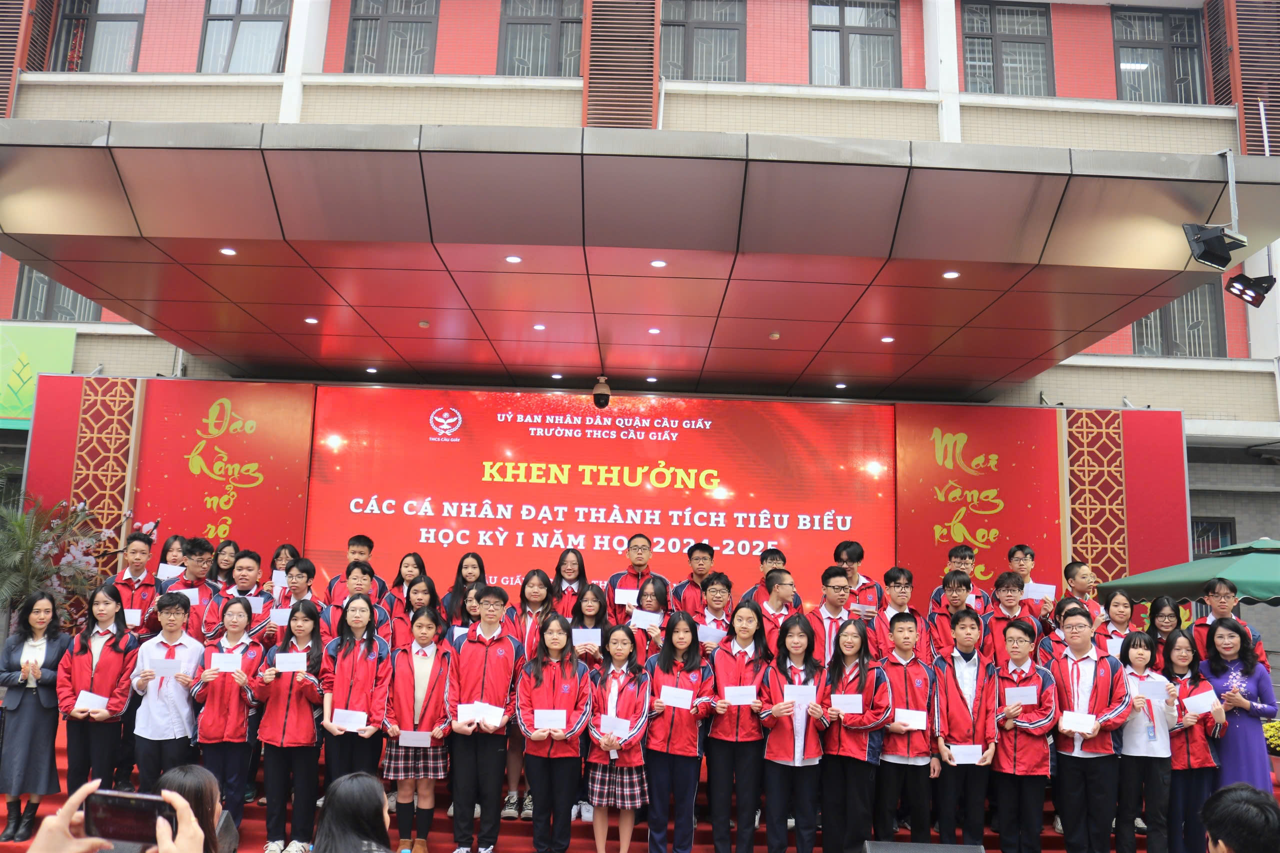 LỄ SƠ KẾT HỌC KỲ I TRƯỜNG THCS CẦU GIẤY: RỰC RỠ VỚI NHỮNG THÀNH TÍCH CAO CỦA THẦY VÀ TRÒ!