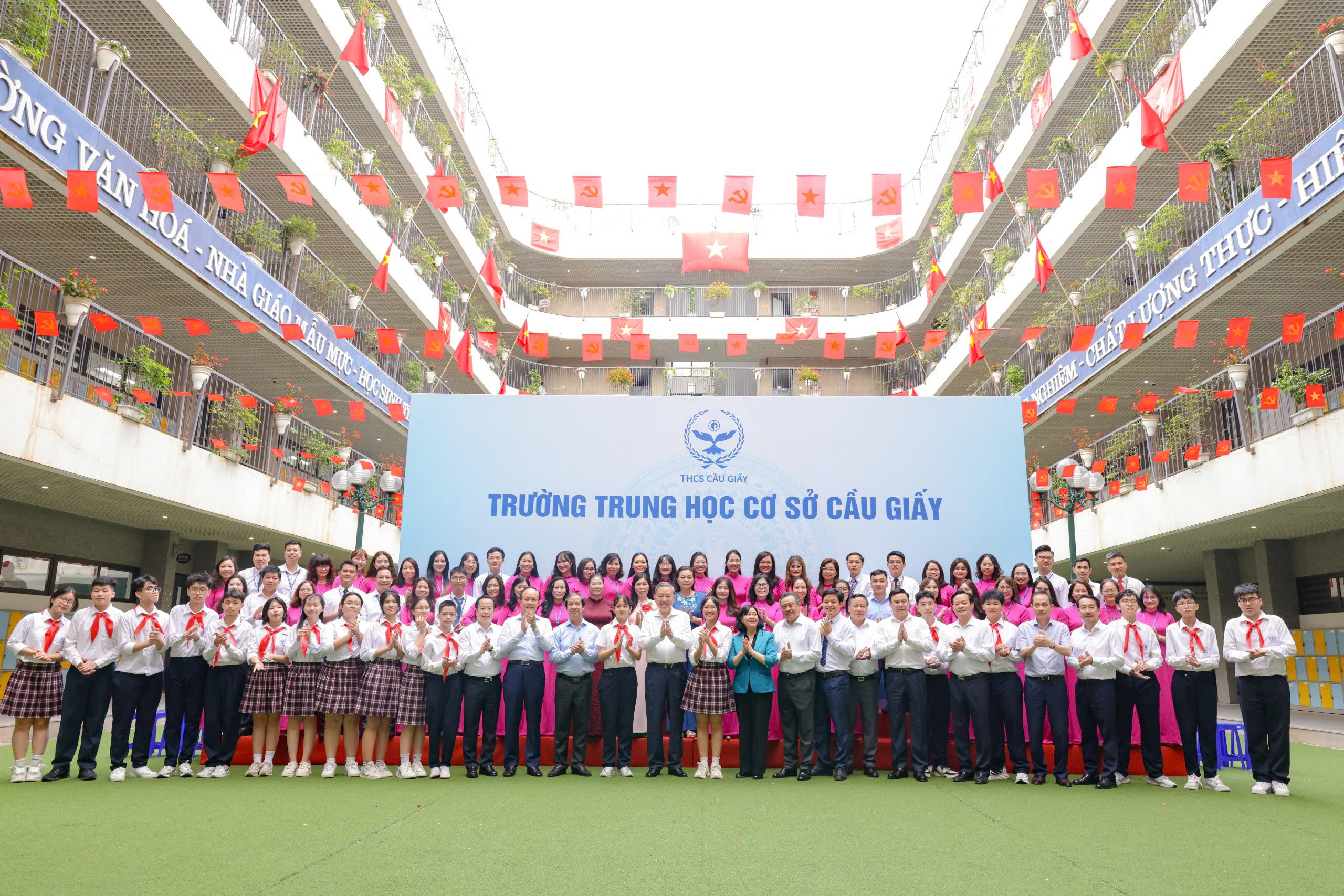 NIỀM TỰ HÀO VÀ VINH DỰ LỚN LAO: ĐỒNG CHÍ TÔ LÂM – TỔNG BÍ THƯ BAN CHẤP HÀNH TRUNG ƯƠNG ĐẢNG CỘNG SẢN VIỆT NAM – THĂM VÀ TRAO TẶNG PHÒNG HỌC STEM TẠI TRƯỜNG THCS CẦU GIẤY
