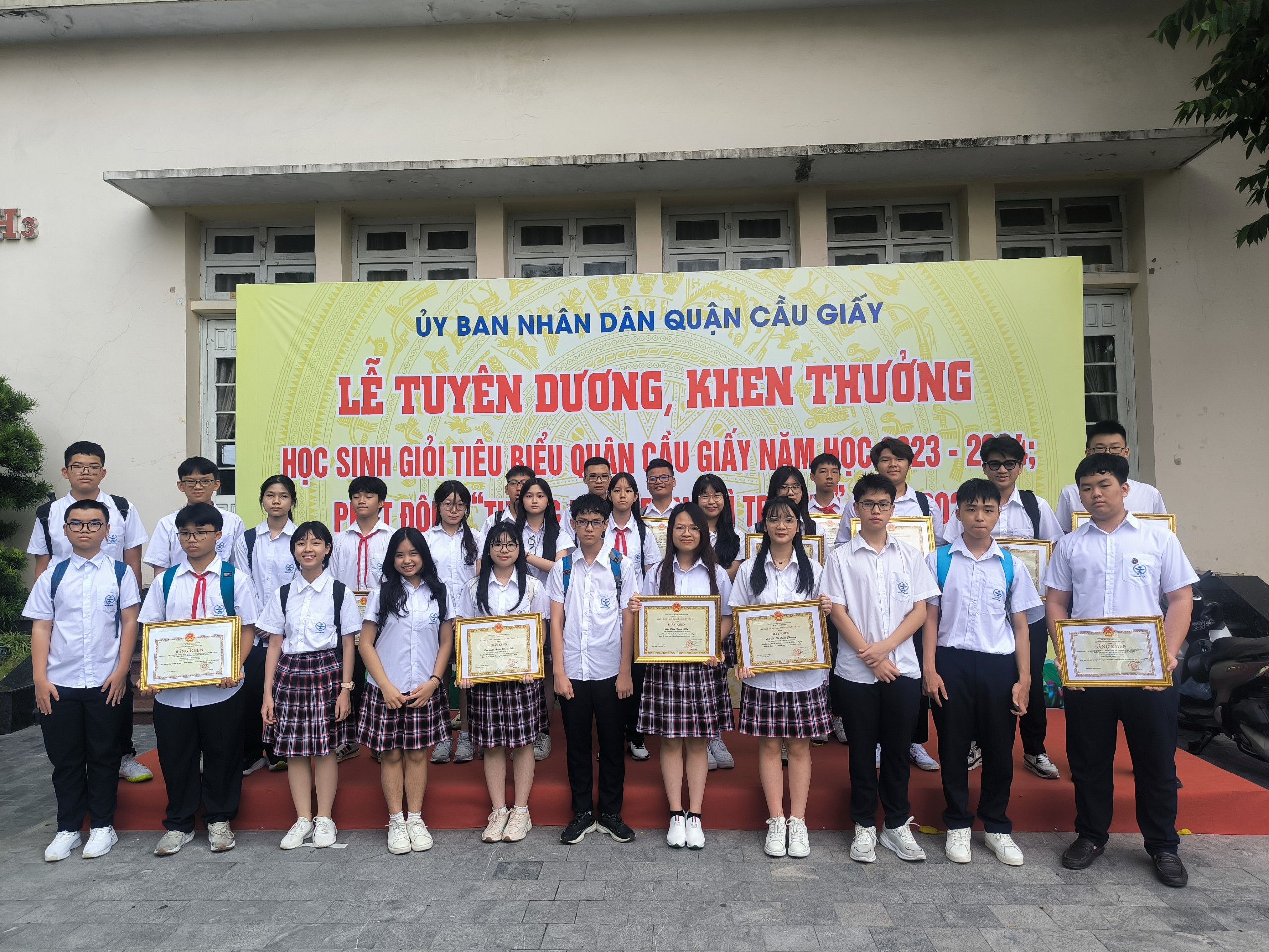 HỌC SINH TRƯỜNG THCS CẦU GIẤY THAM DỰ LỄ VINH DANH VÀ KHEN THƯỞNG HỌC SINH TIỂU BIỂU CẤP QUẬN