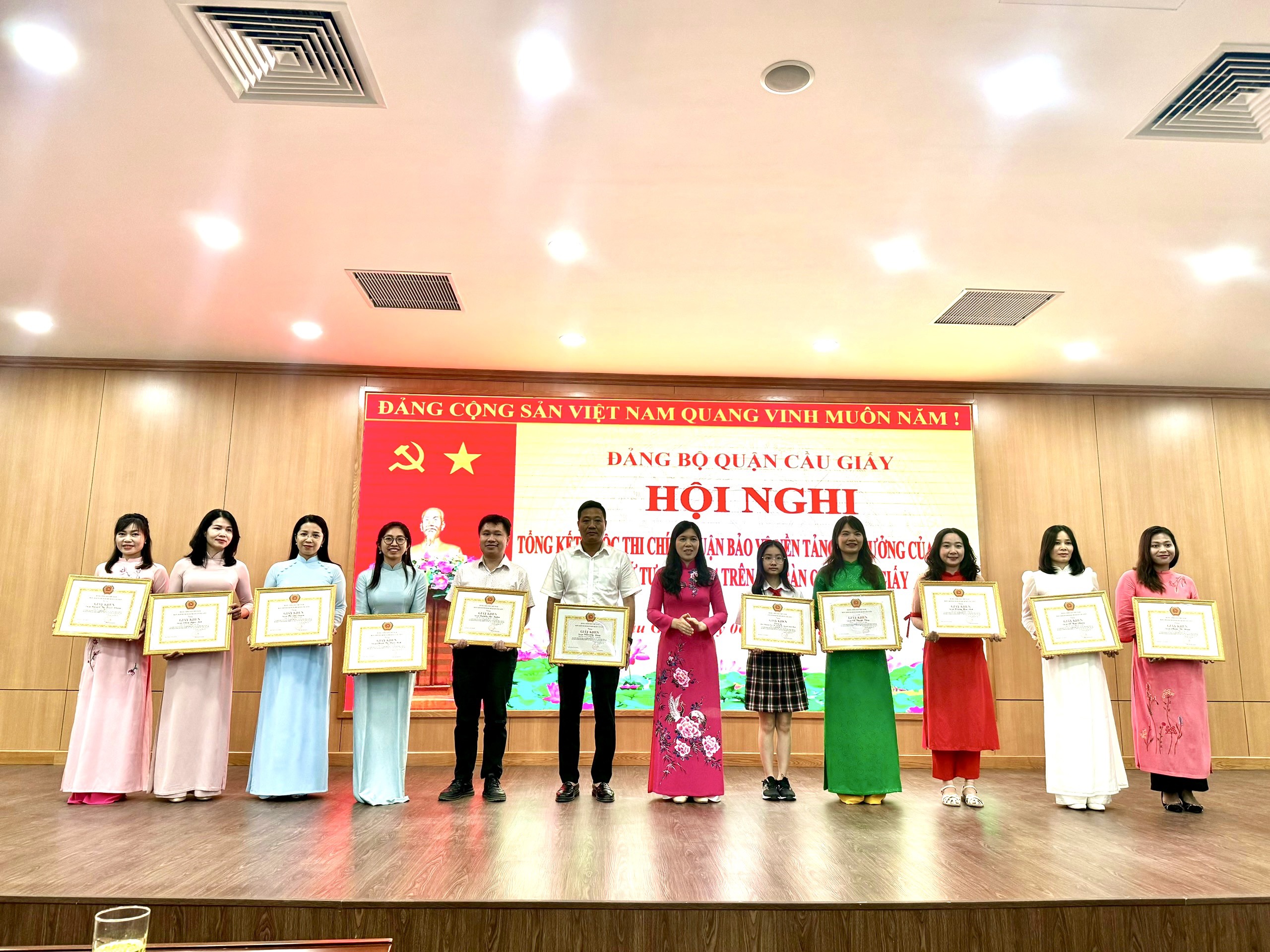 HỌC SINH CẦU GIẤY NHẬN GIẤY KHEN GHI NHẬN THÀNH TÍCH TRONG CUỘC THI CHÍNH LUẬN VỀ BẢO VỆ NỀN TẢNG TƯ TƯỞNG CỦA ĐẢNG LẦN THỨ TƯ, NĂM 2024