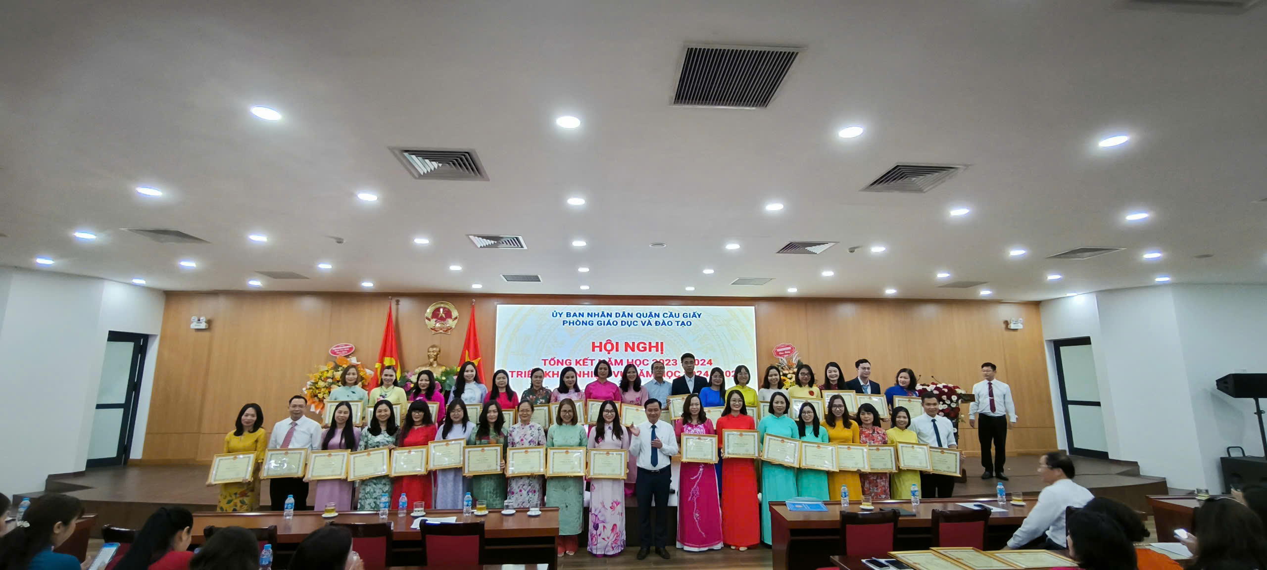 TRƯỜNG THCS CẦU GIẤY ĐƯỢC VINH DANH TRONG HỘI NGHỊ TỔNG KẾT NĂM HỌC 2023-2024 VÀ TRIỂN KHAI NHIỆM VỤ NĂM HỌC 2024-2025 CỦA QUẬN CẦU GIẤY