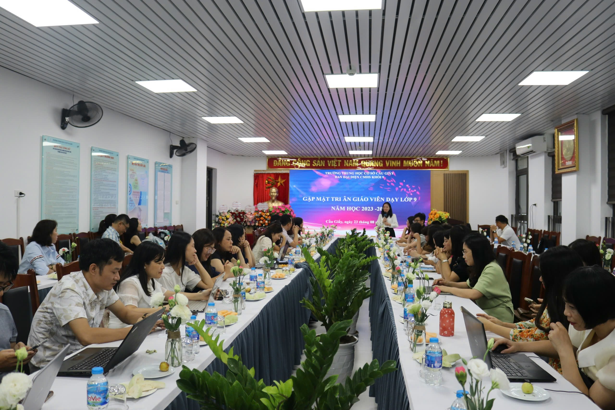 LẮNG ĐỌNG LỄ TRI ÂN CÁC THẦY CÔ GIÁO DẠY LỚP 9 NIÊN KHÓA 2020-2024 TẠI TRƯỜNG THCS CẦU GIẤY
