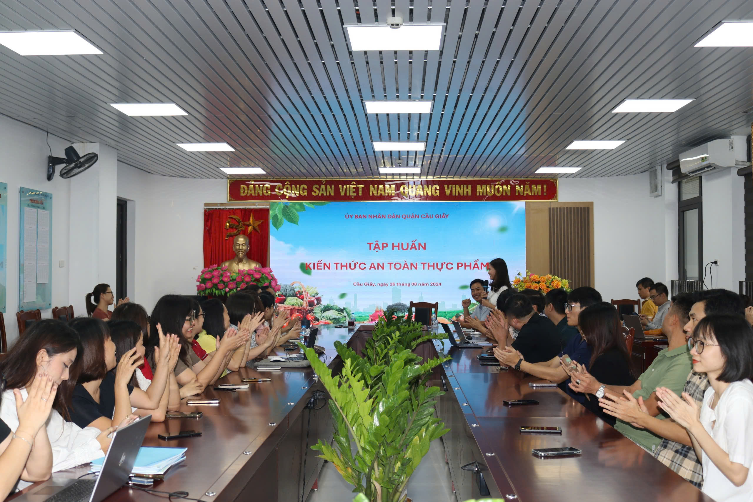 TẬP HUẤN KIẾN THỨC AN TOÀN THỰC PHẨM TẠI TRƯỜNG THCS CẦU GIẤY
