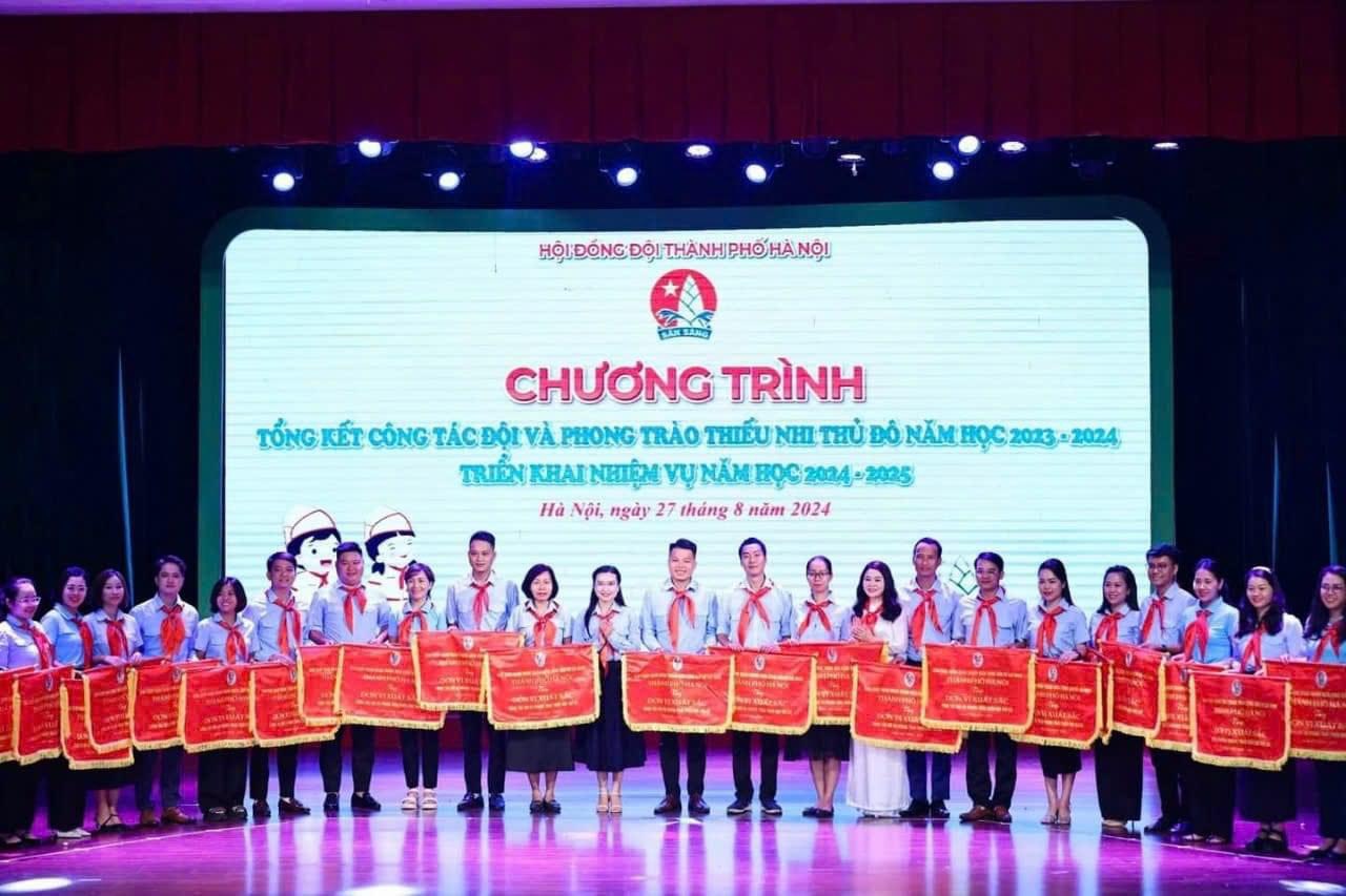 LIÊN ĐỘI TRƯỜNG THCS CẦU GIẤY VINH DỰ NHẬN CỜ THI ĐUA XUẤT SẮC DO THÀNH ĐOÀN HÀ NỘI TRAO TẶNG