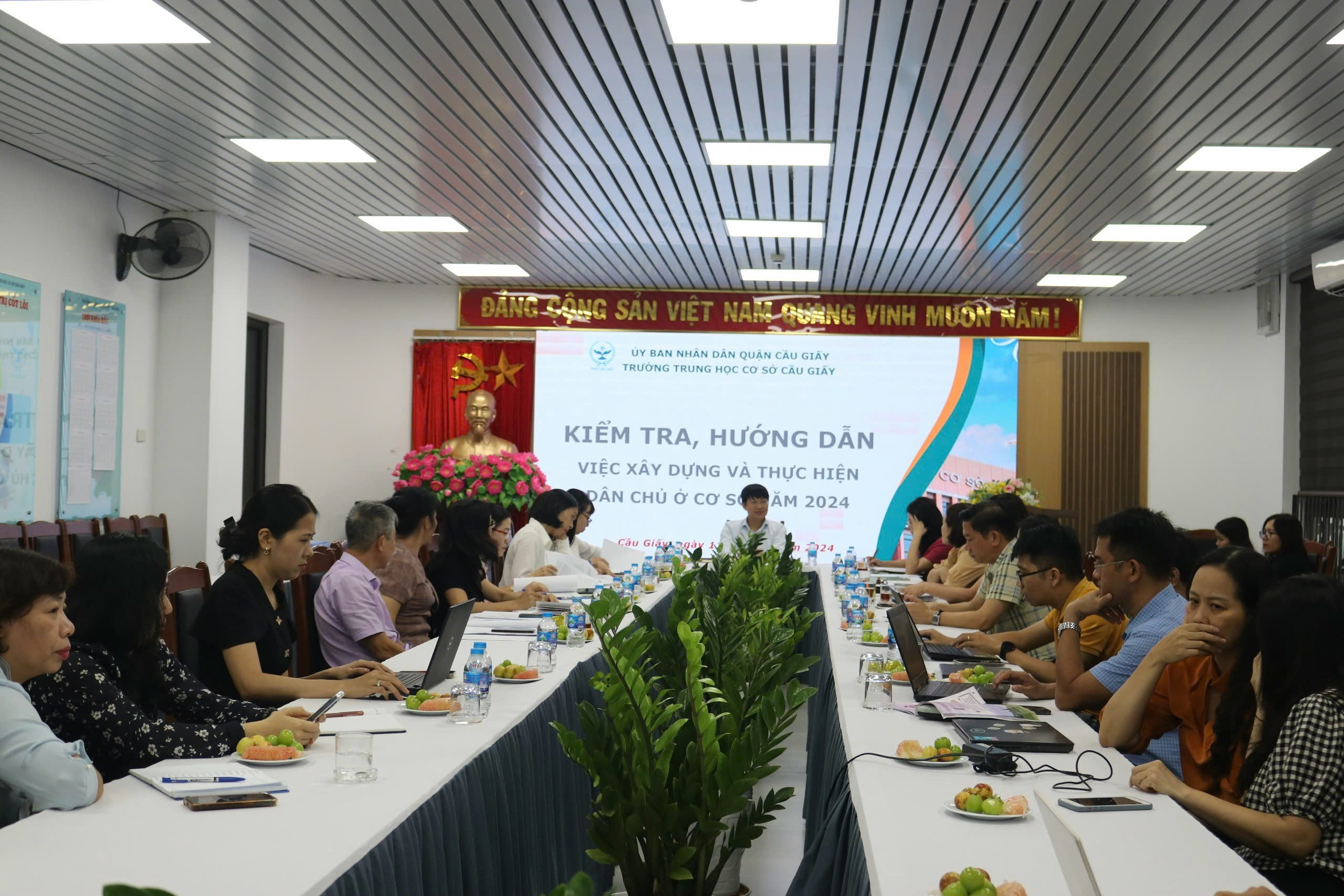 TRƯỜNG THCS CẦU GIẤY VINH DỰ ĐÓN ĐOÀN KIỂM TRA, HƯỚNG DẪN VIỆC XÂY DỰNG VÀ THỰC HIỆN DÂN CHỦ Ở CƠ SỞ NĂM 2024