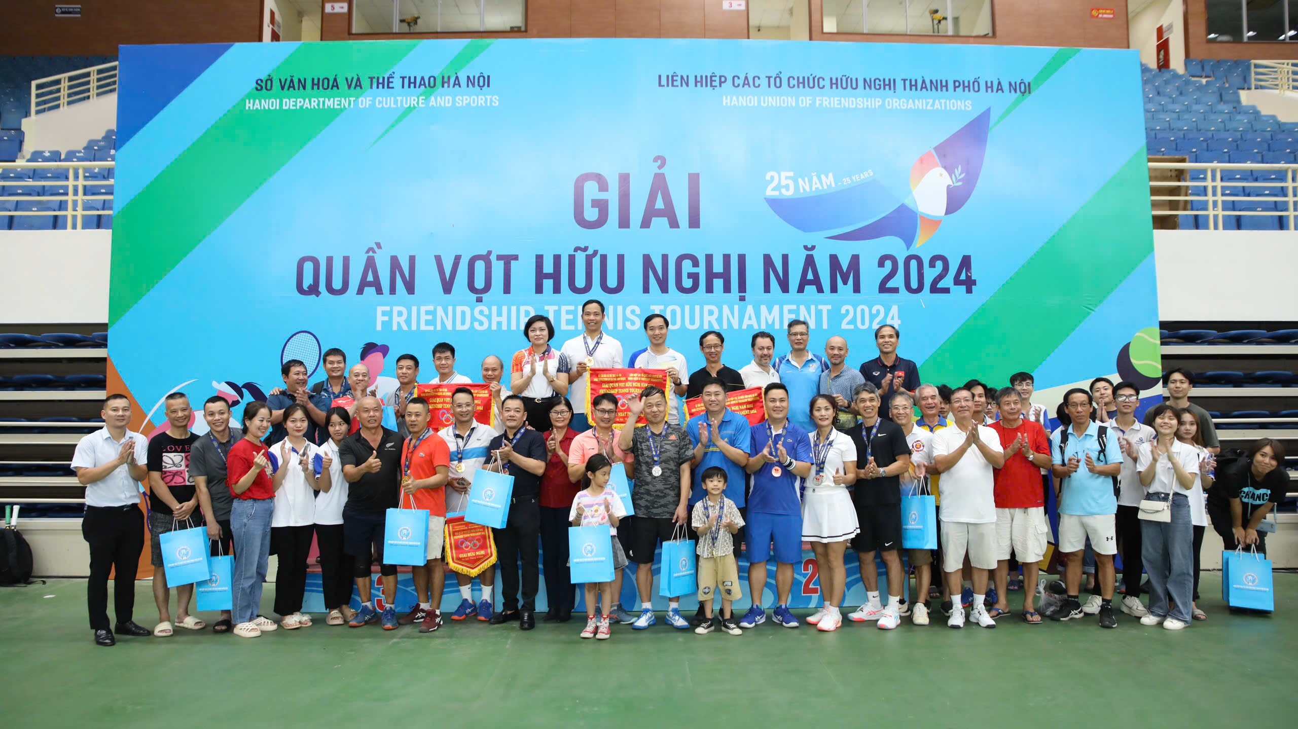 THẦY GIÁO ĐỖ VĂN LƯỠNG VÀ THẦY GIÁO TRẦN THANH ĐÔ XUẤT SẮC ĐẠT GIẢI NHẤT GIẢI QUẦN VỢT HỮU NGHỊ NĂM 2024