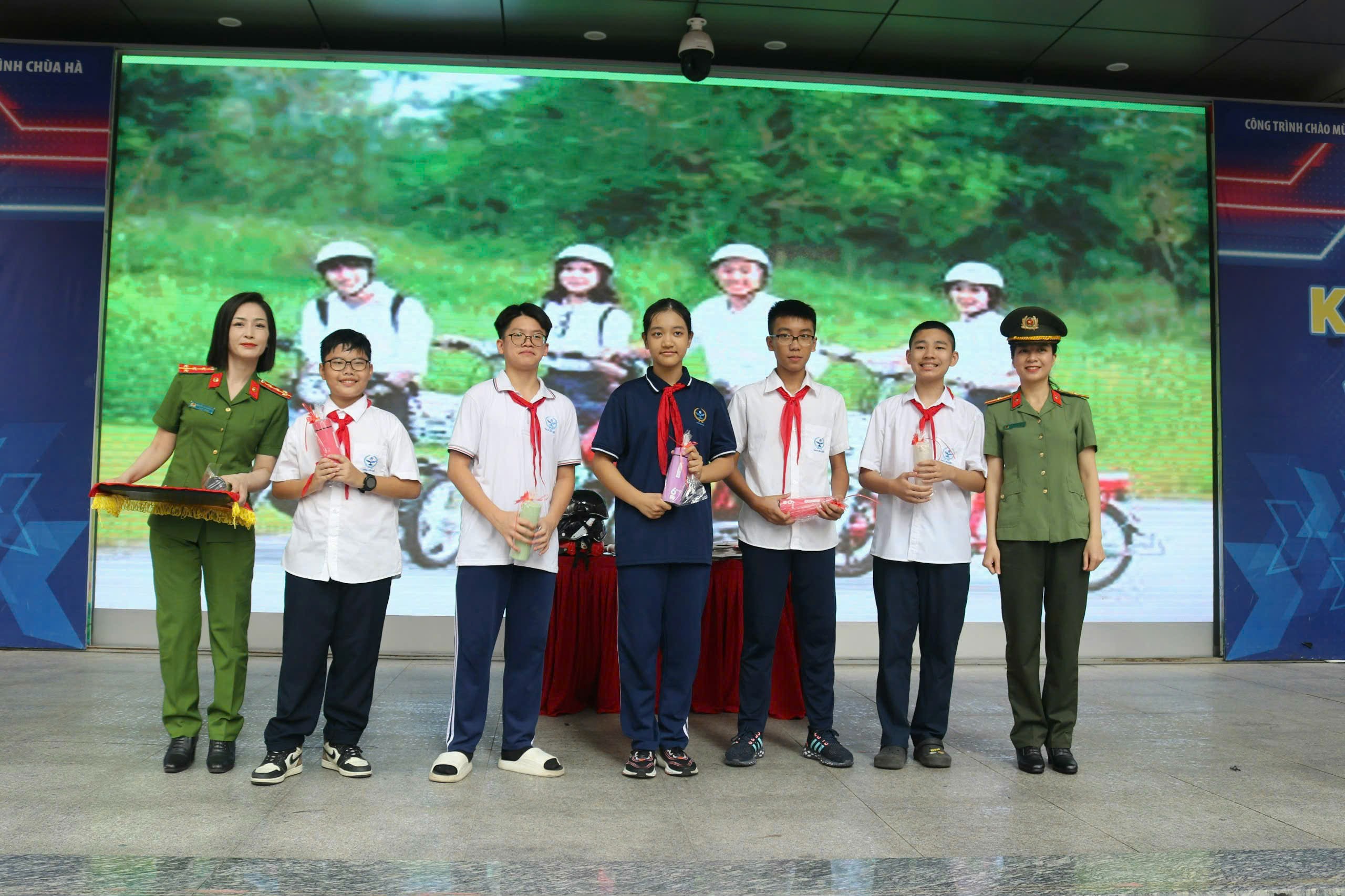 TRƯỜNG THCS CẦU GIẤY TỔ CHỨC CHUYÊN ĐỀ TUYÊN TRUYỀN PHỔ BIẾN GIÁO DỤC PHÁP LUẬT VỀ AN TOÀN GIAO THÔNG CHO HỌC SINH