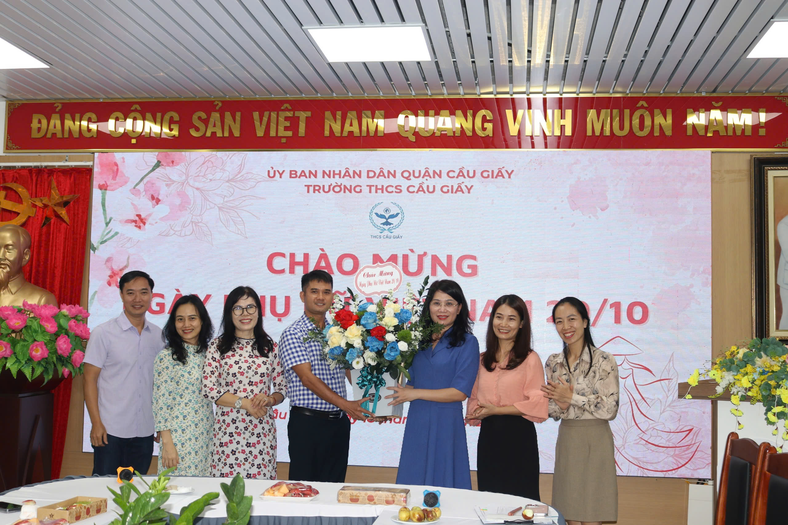 KHÔNG KHÍ ẤM ÁP TẠI TRƯỜNG THCS CẦU GIẤY NHÂN DỊP KỈ NIỆM NGÀY PHỤ NỮ VIỆT NAM 20/10