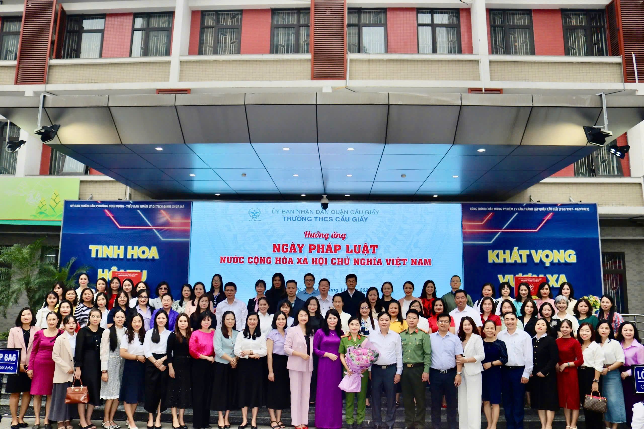 TRƯỜNG THCS CẦU GIẤY TỔ CHỨC THÀNH CÔNG PHÁT ĐỘNG ĐIỂM HƯỞNG ỨNG NGÀY PHÁP LUẬT NƯỚC CỘNG HOÀ XÃ HỘI CHỦ NGHĨA VIỆT NAM NĂM 2024