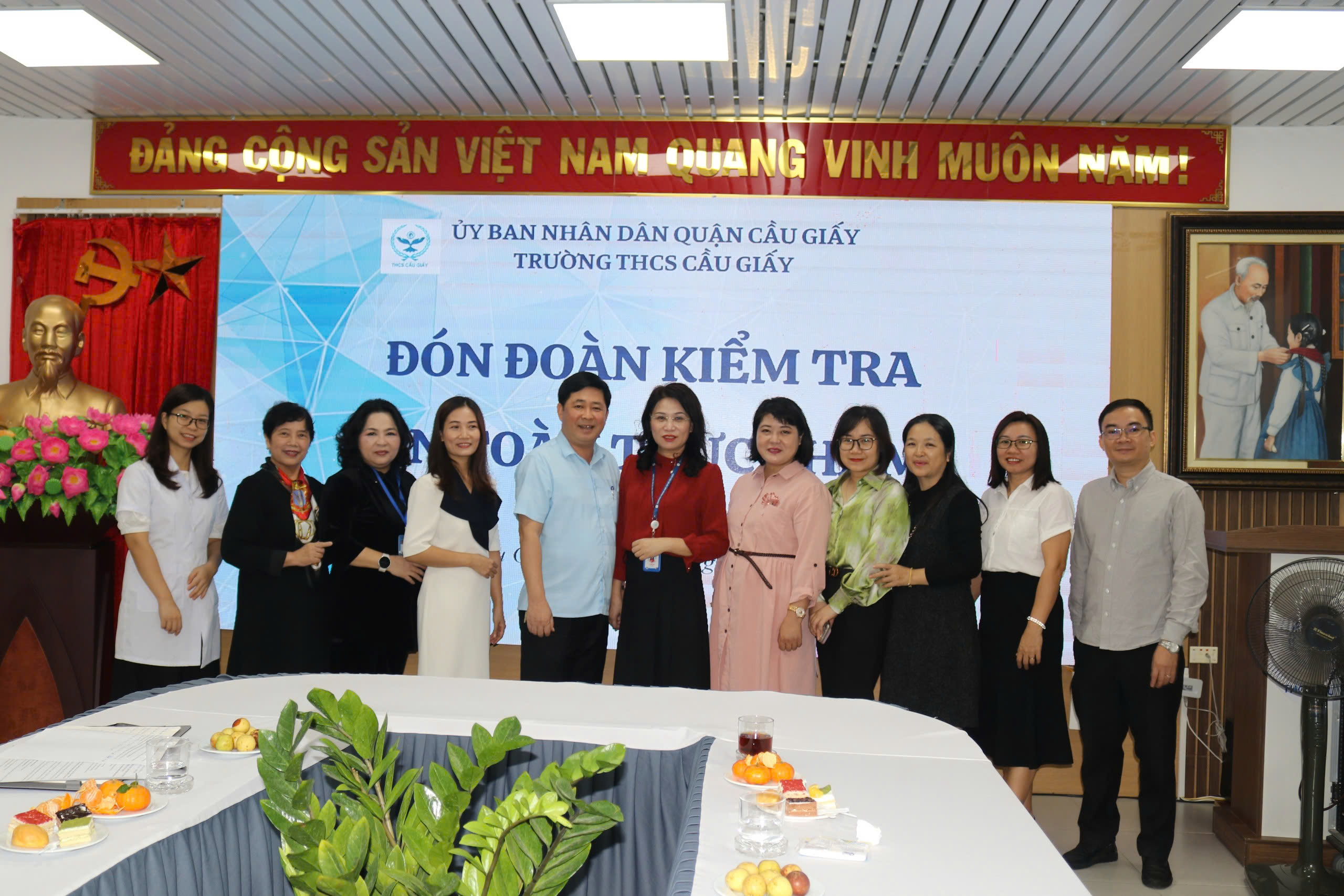 ĐOÀN KIỂM TRA THÀNH PHỐ ĐÁNH GIÁ CAO CÔNG TÁC ĐẢM BẢO VỆ SINH AN TOÀN THỰC PHẨM TẠI TRƯỜNG THCS CẦU GIẤY