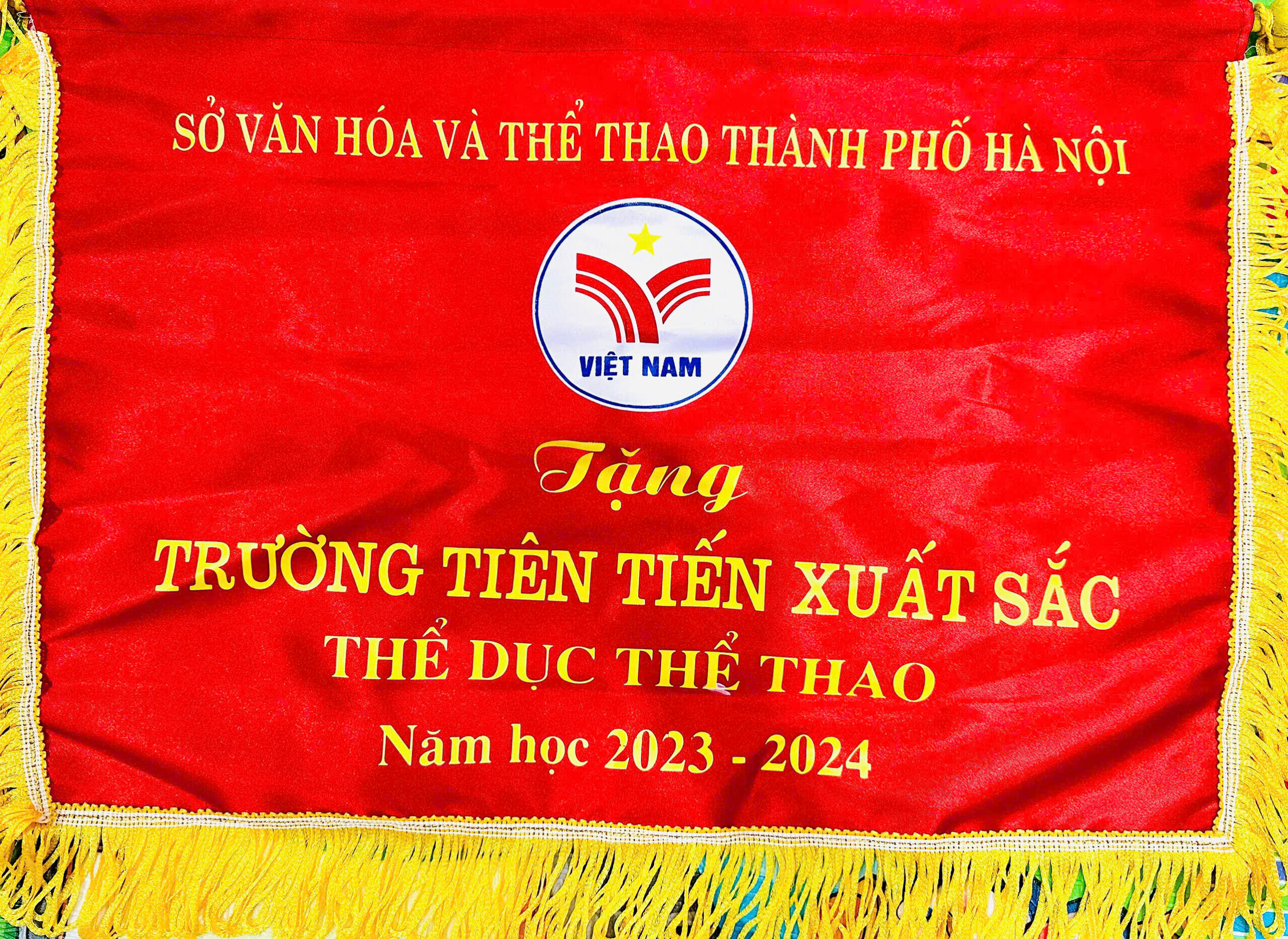 TRƯỜNG THCS CẦU GIẤY VINH DỰ NHẬN GIẤY KHEN, CỜ THI ĐUA XUẤT SẮC TRONG PHONG TRÀO THỂ DỤC THỂ THAO VÀ XÂY DỰNG ĐƠN VỊ VĂN HÓA