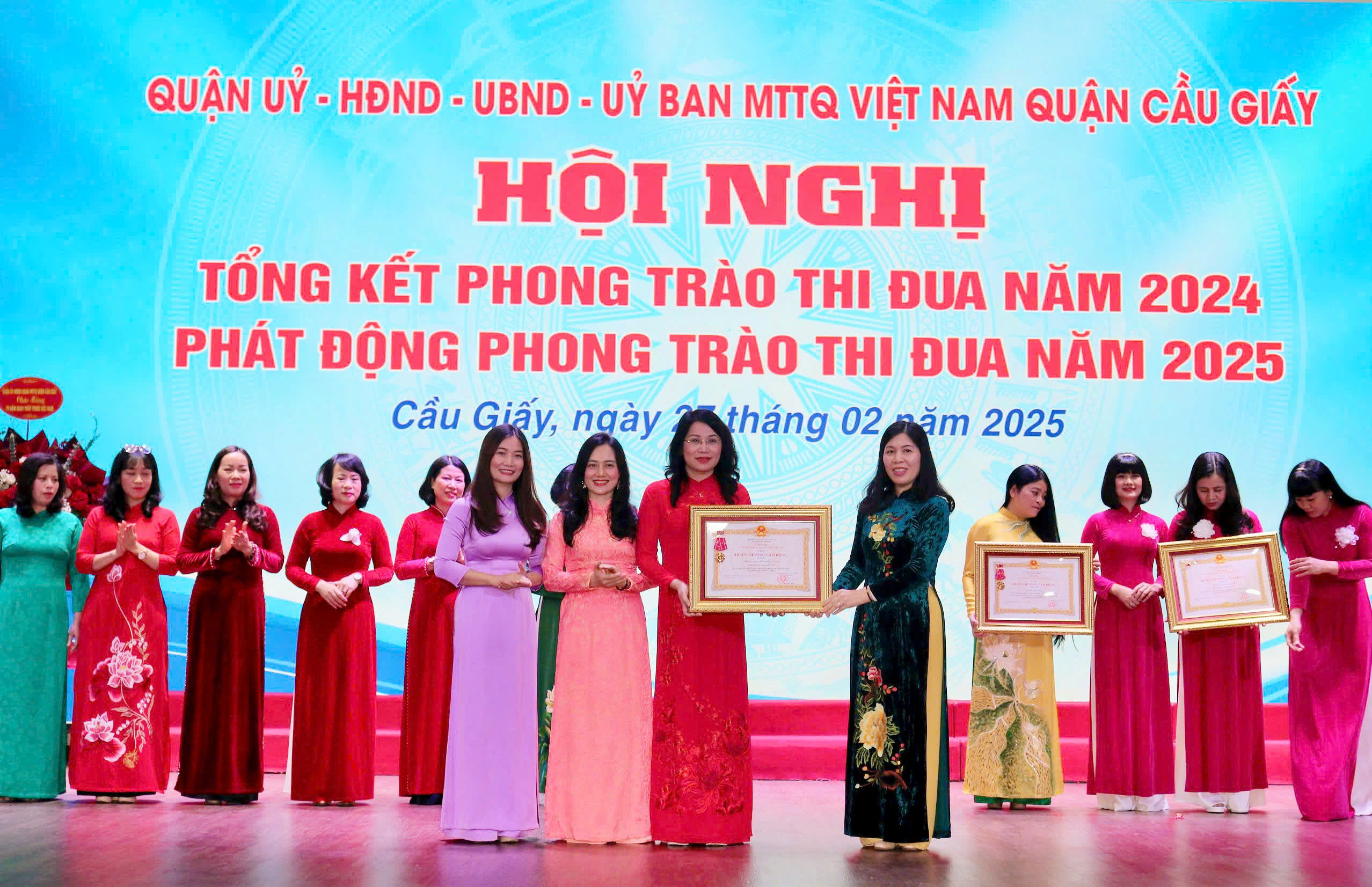 TRƯỜNG THCS CẦU GIẤY VINH DỰ ĐÓN NHẬN HUÂN CHƯƠNG LAO ĐỘNG HẠNG BA – TIẾP NỐI NHỮNG DẤU SON TỰ HÀO TRONG HÀNH TRÌNH GIÁO DỤC