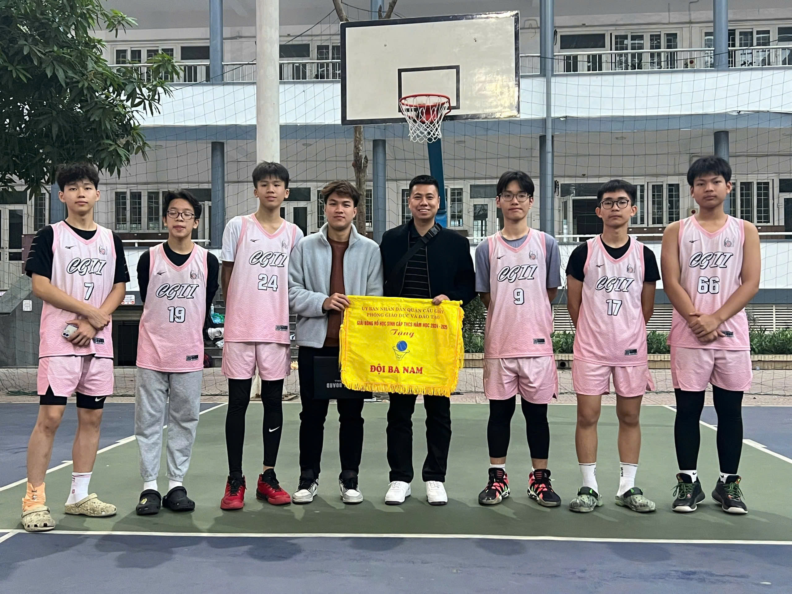 TIN THỂ THAO: ĐỘI TUYỂN BÓNG RỔ TRƯỜNG THCS CẦU GIẤY THAM GIA GIẢI ĐẤU CẤP QUẬN