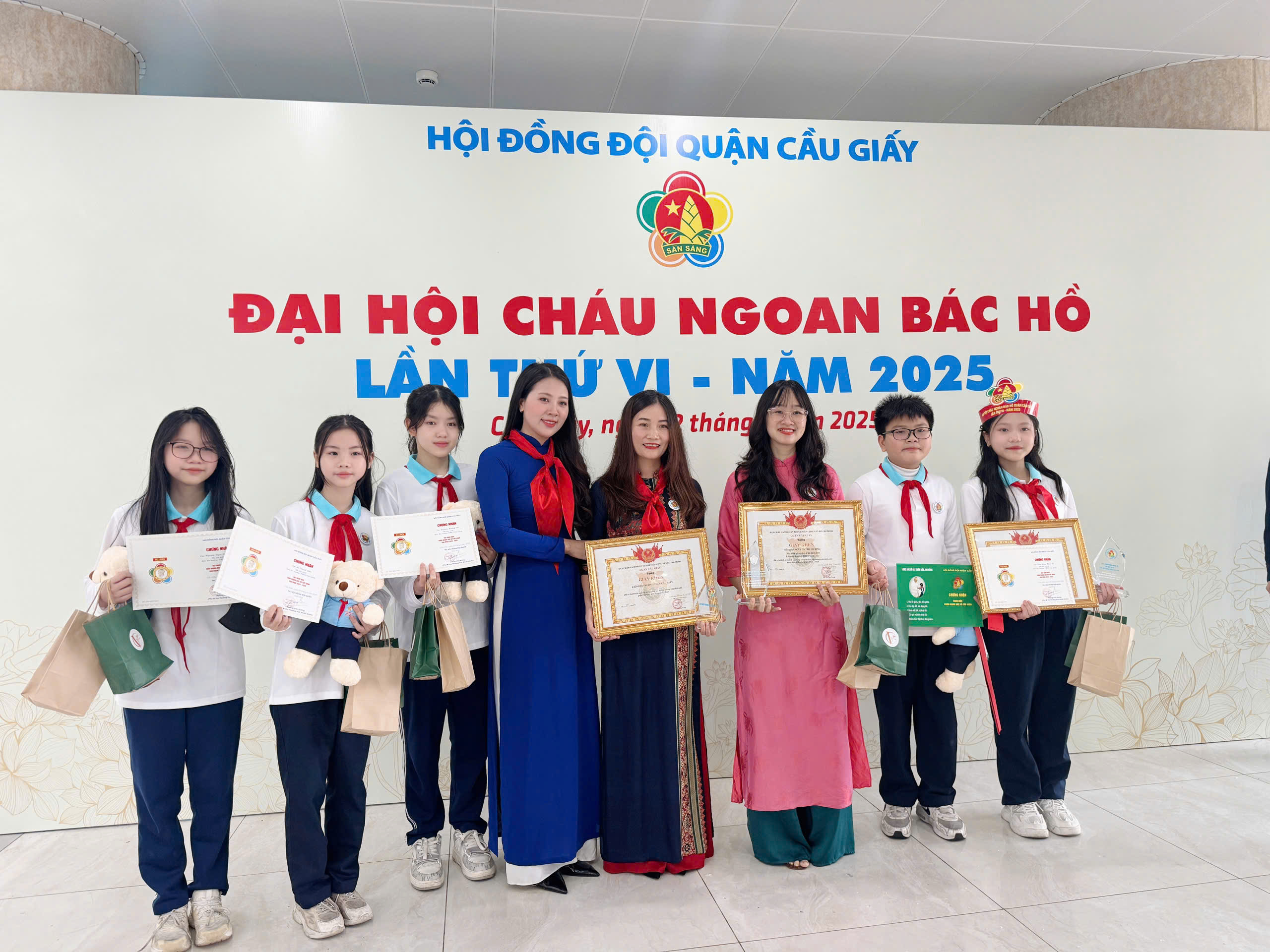 GIÁO VIÊN VÀ HỌC SINH TRƯỜNG THCS CẦU GIẤY ĐƯỢC VINH DANH TẠI ĐẠI HỘI CHÁU NGOAN BÁC HỒ QUẬN CẦU GIẤY LẦN THỨ VI