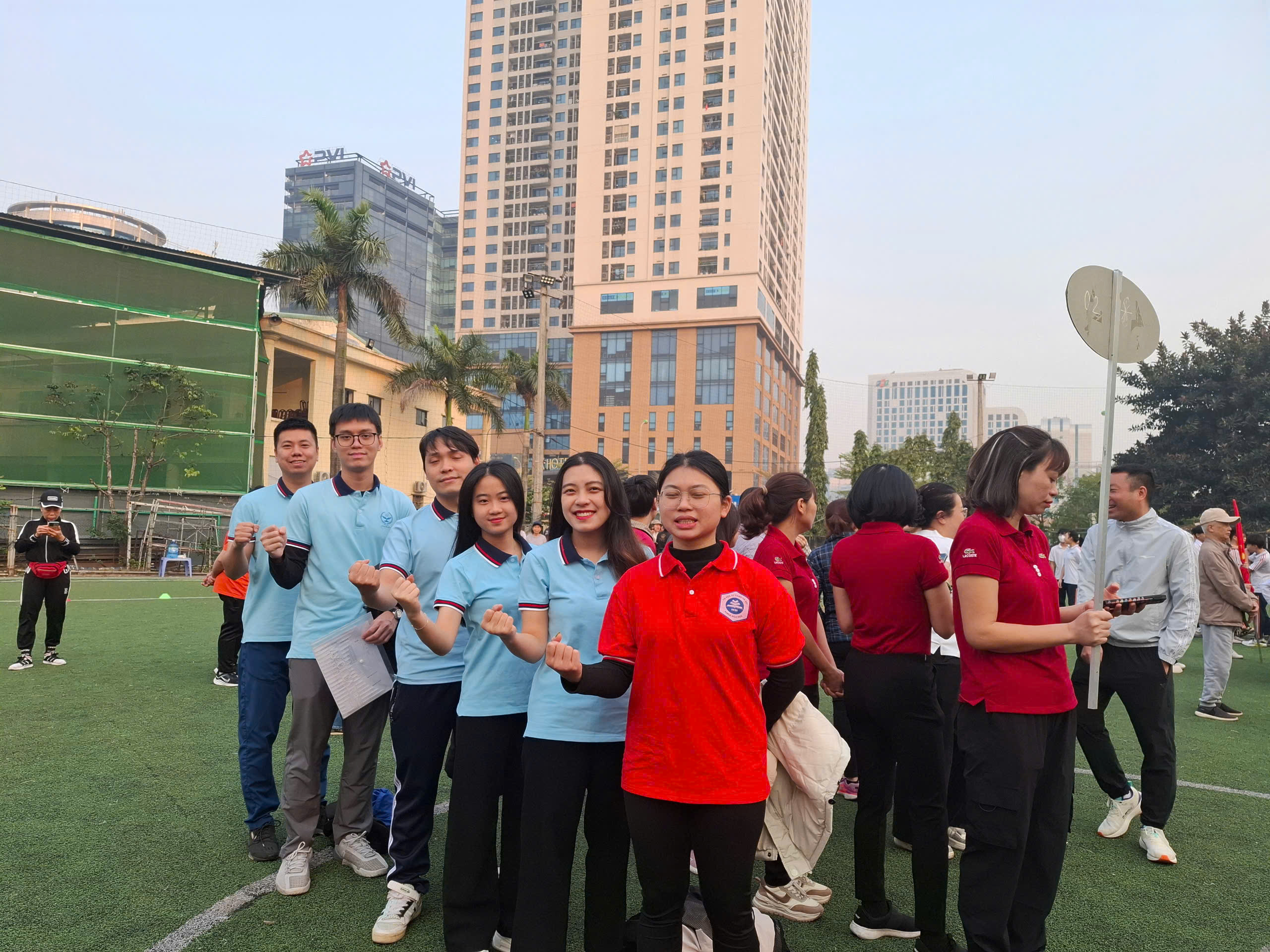 CHI ĐOÀN GIÁO VIÊN TRƯỜNG THCS CẦU GIẤY TƯNG BỪNG HƯỞNG ỨNG NGÀY CHẠY OLYMPIC VÌ SỨC KHOẺ TOÀN DÂN PHƯỜNG YÊN HÒA NĂM 2025