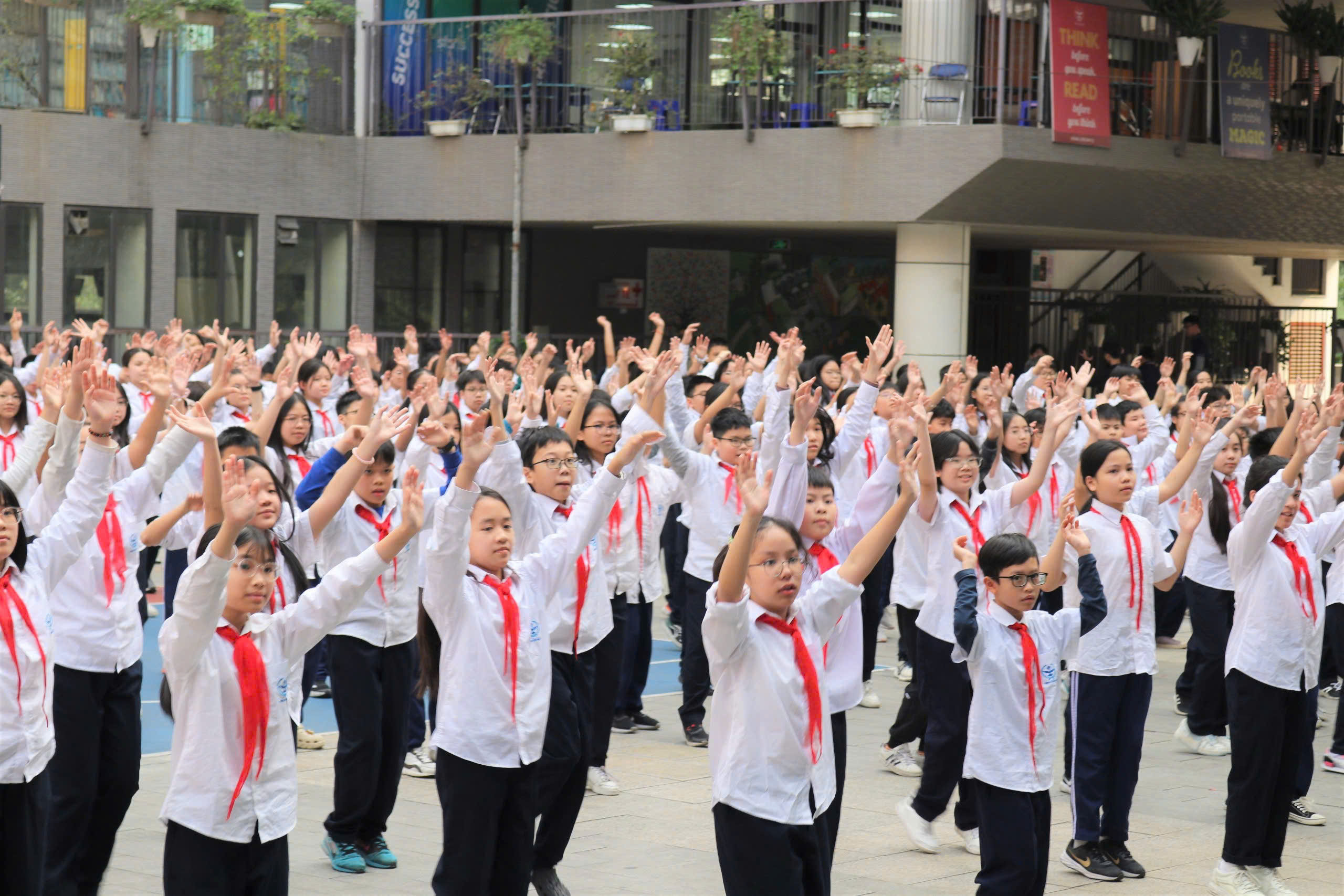 HỌC SINH TRƯỜNG THCS CẦU GIẤY SÔI NỔI THAM GIA HOẠT ĐỘNG ĐỒNG DIỄN NHẰM HƯỞNG ỨNG NGÀY HỘI “THIẾU NHI VUI KHỎE – TIẾN BƯỚC LÊN ĐOÀN”