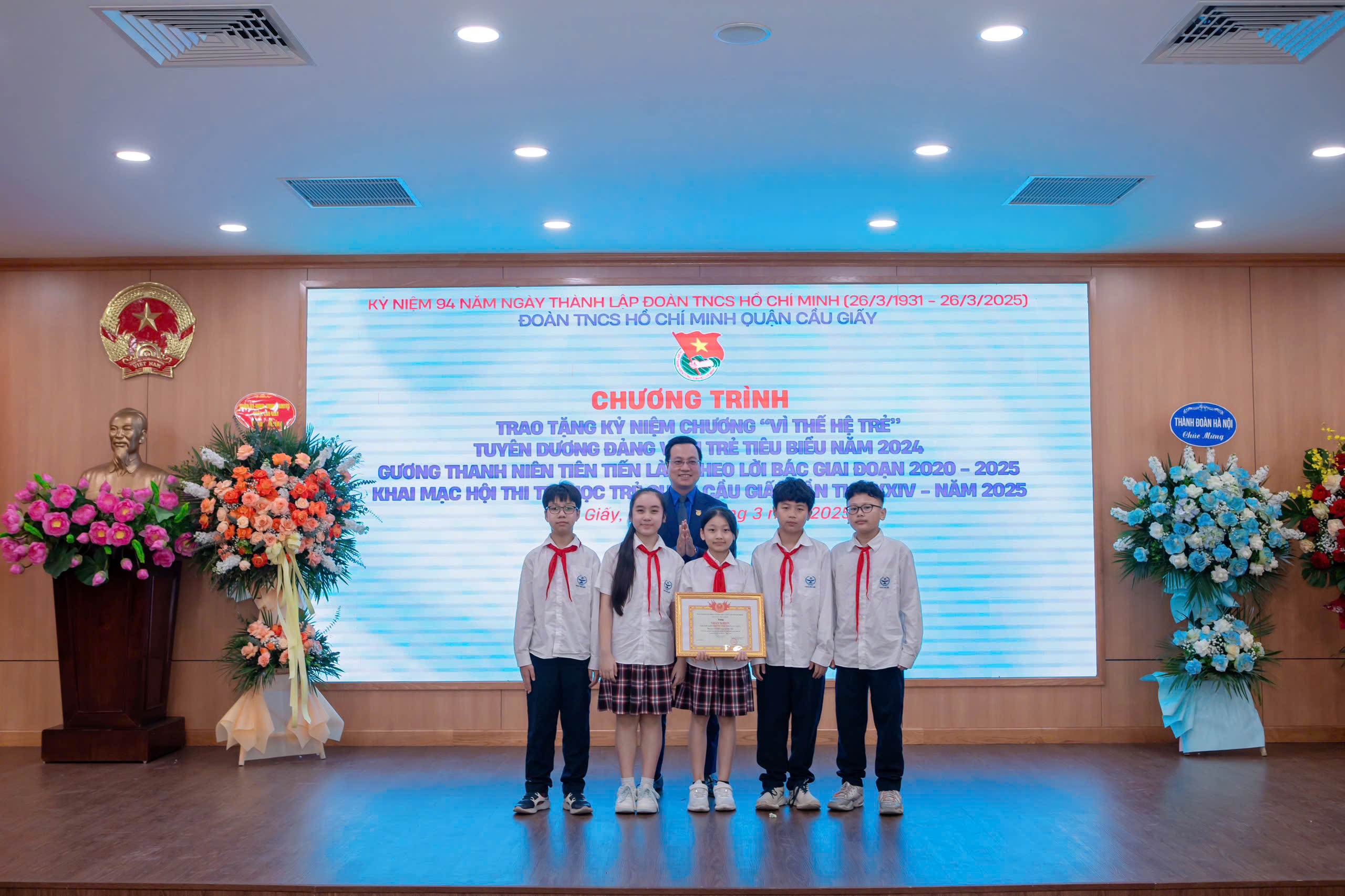 HỌC SINH VÀ GIÁO VIÊN TRƯỜNG THCS CẦU GIẤY XUẤT SẮC GIÀNH NHỮNG THÀNH TÍCH RỰC RỠ TRONG CUỘC THI VẼ TRANH “BÁC HỒ VỚI THIẾU NHI – THIẾU NHI VỚI BÁC HỒ”, GIẢI THƯỞNG MÔ HÌNH “SẢN PHẨM SÁNG TẠO” NĂM 2025 VÀ GƯƠNG THANH NIÊN TIÊN TIẾN LÀM THEO LỜI BÁC