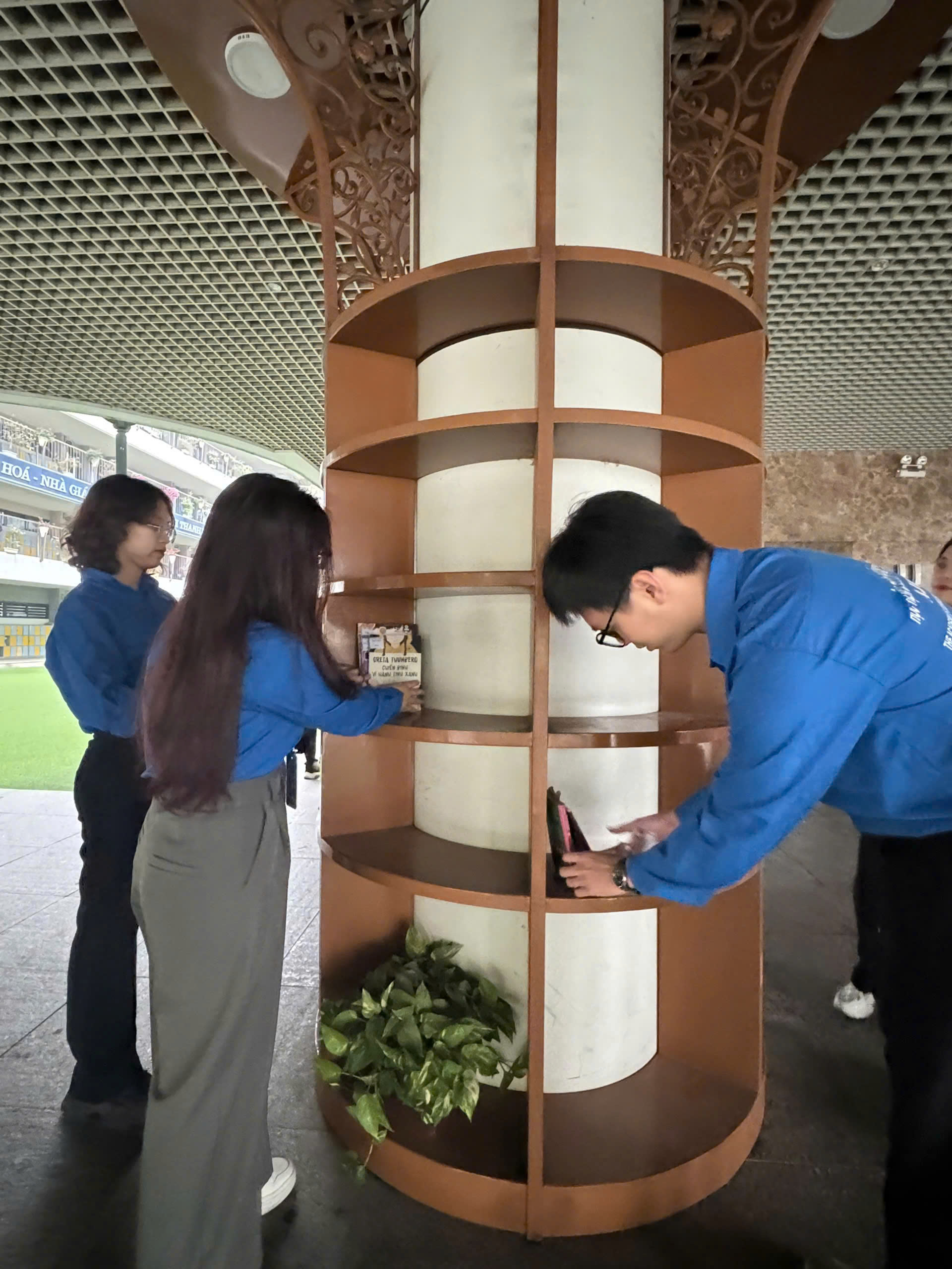 CHI ĐOÀN GIÁO VIÊN TRƯỜNG THCS CẦU GIẤY RA QUÂN HƯỞNG ỨNG PHONG TRÀO THI ĐUA SÁNG – XANH – SẠCH – ĐẸP NĂM 2025