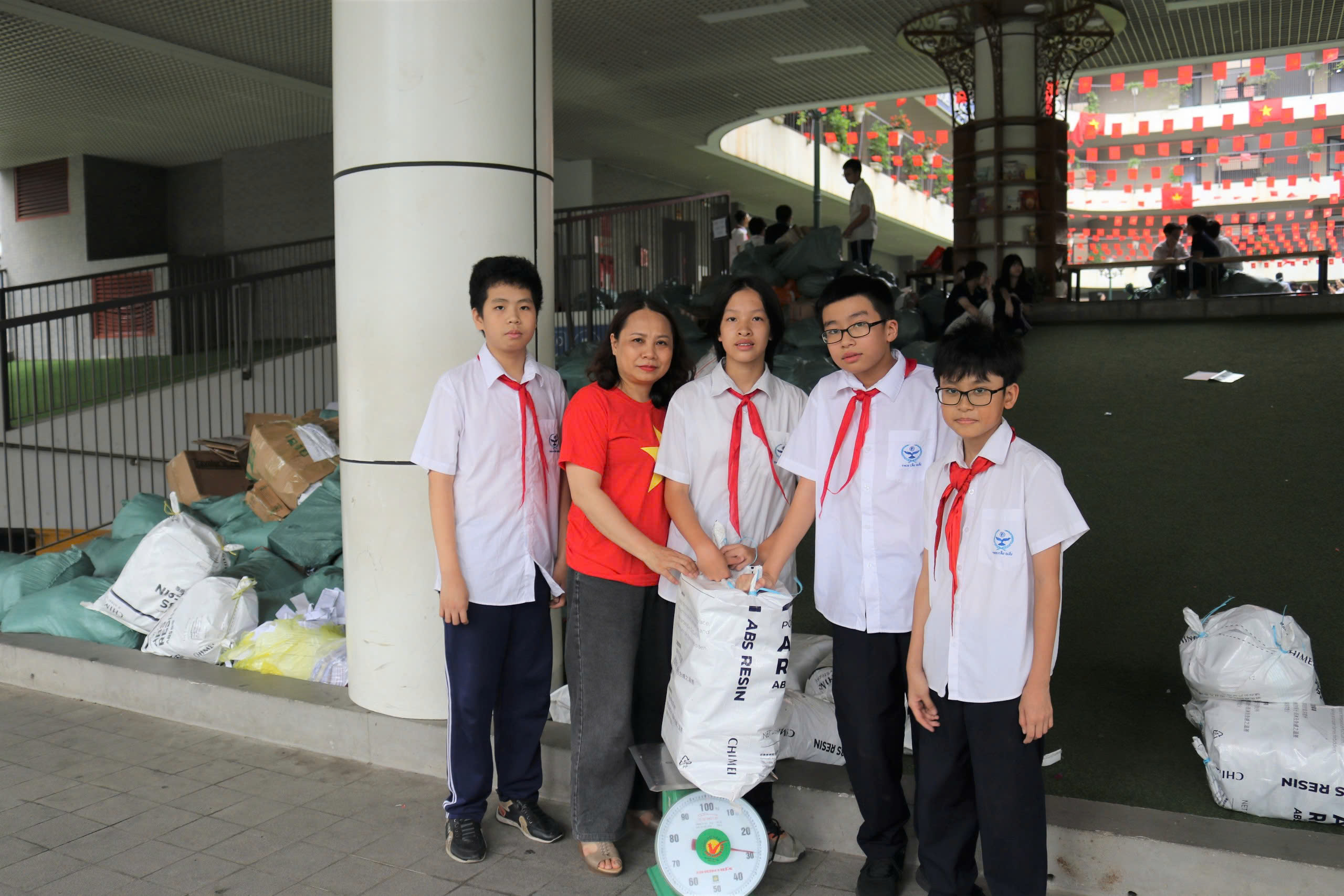 HỌC SINH TRƯỜNG THCS CẦU GIẤY SÔI NỔI HƯỞNG ỨNG HỘI THU KẾ HOẠCH NHỎ ĐỢT 2 NĂM HỌC 2024-2025