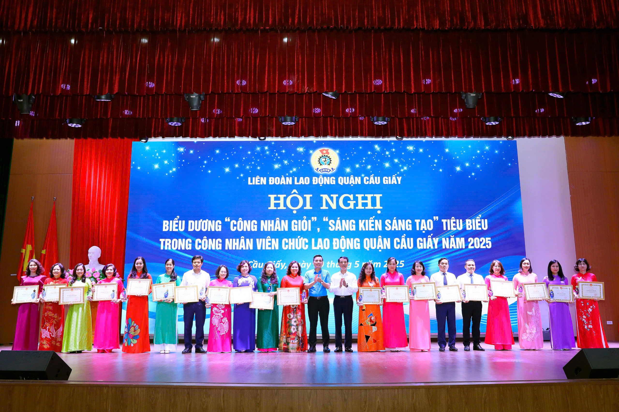 DẤU ẤN CỦA THẦY CÔ CẦU GIẤY TRONG HỘI NGHỊ BIỂU DƯƠNG “SÁNG KIẾN, SÁNG TẠO”; “CÔNG NHÂN GIỎI” TIÊU BIỂU TRONG CNVCLĐ QUẬN CẦU GIẤY NĂM 2025