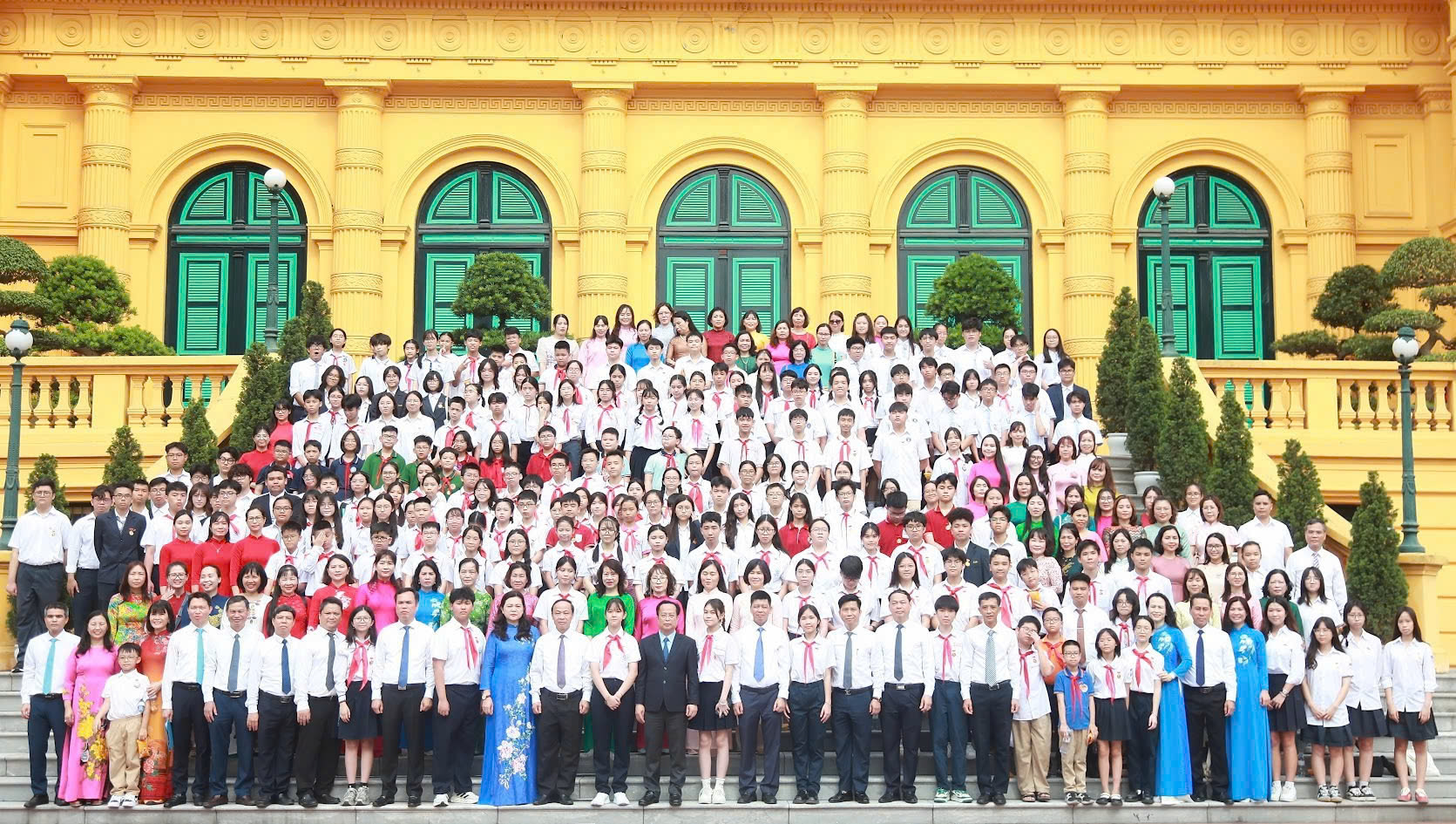 HỌC SINH TRƯỜNG THCS CẦU GIẤY VINH DỰ THAM GIA LỄ BÁO CÔNG DÂNG BÁC TẠI LĂNG CHỦ TỊCH HỒ CHÍ MINH