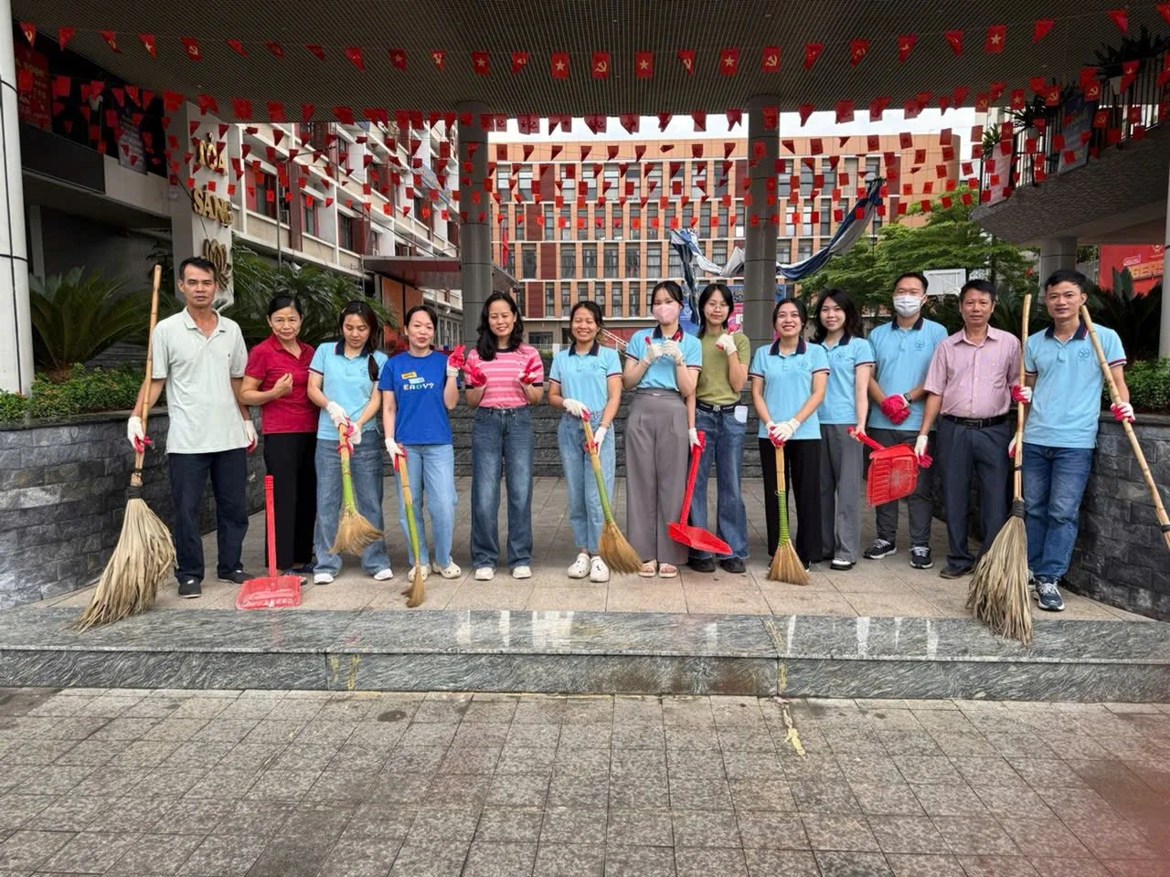 TRƯỜNG THCS CẦU GIẤY TÍCH CỰC RA QUÂN TỔNG VỆ SINH MÔI TRƯỜNG CHÀO MỪNG QUỐC KHÁNH 2/9